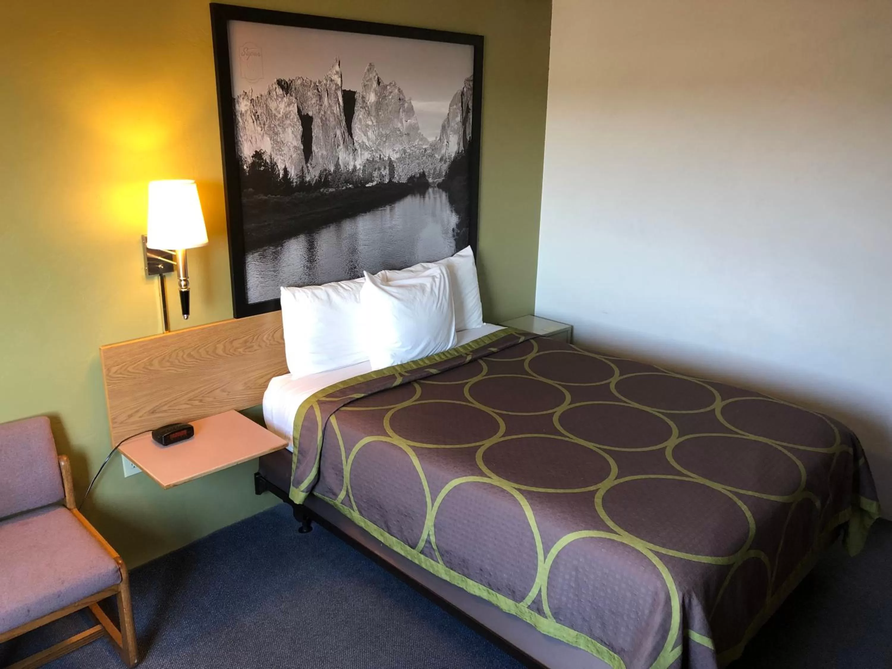 Bedroom, Bed in Super 8 by Wyndham Redmond