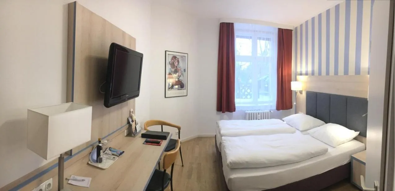Photo of the whole room, Bed in Hotel Hansablick