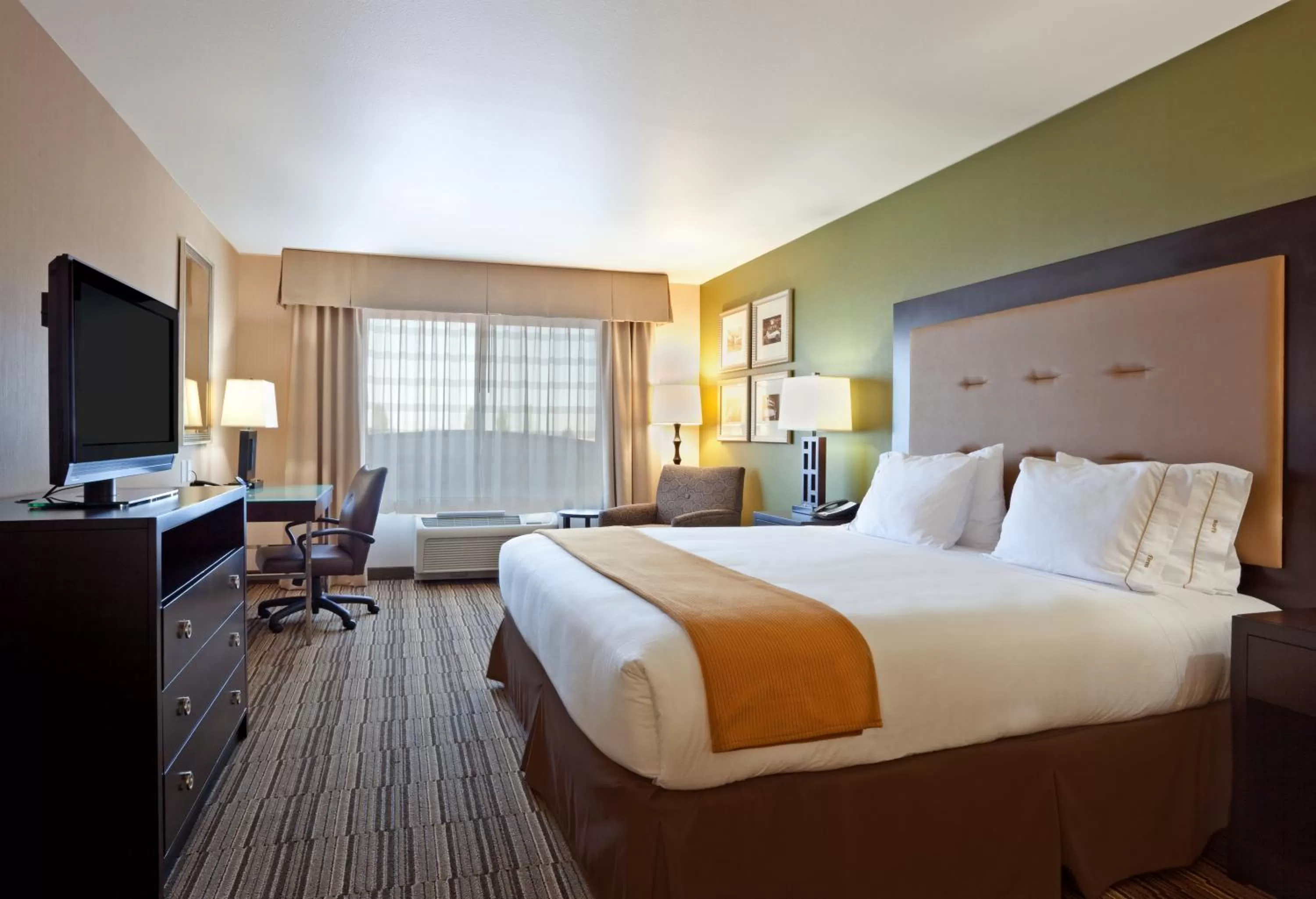 Bed in Holiday Inn Express Hotel Twin Falls by IHG