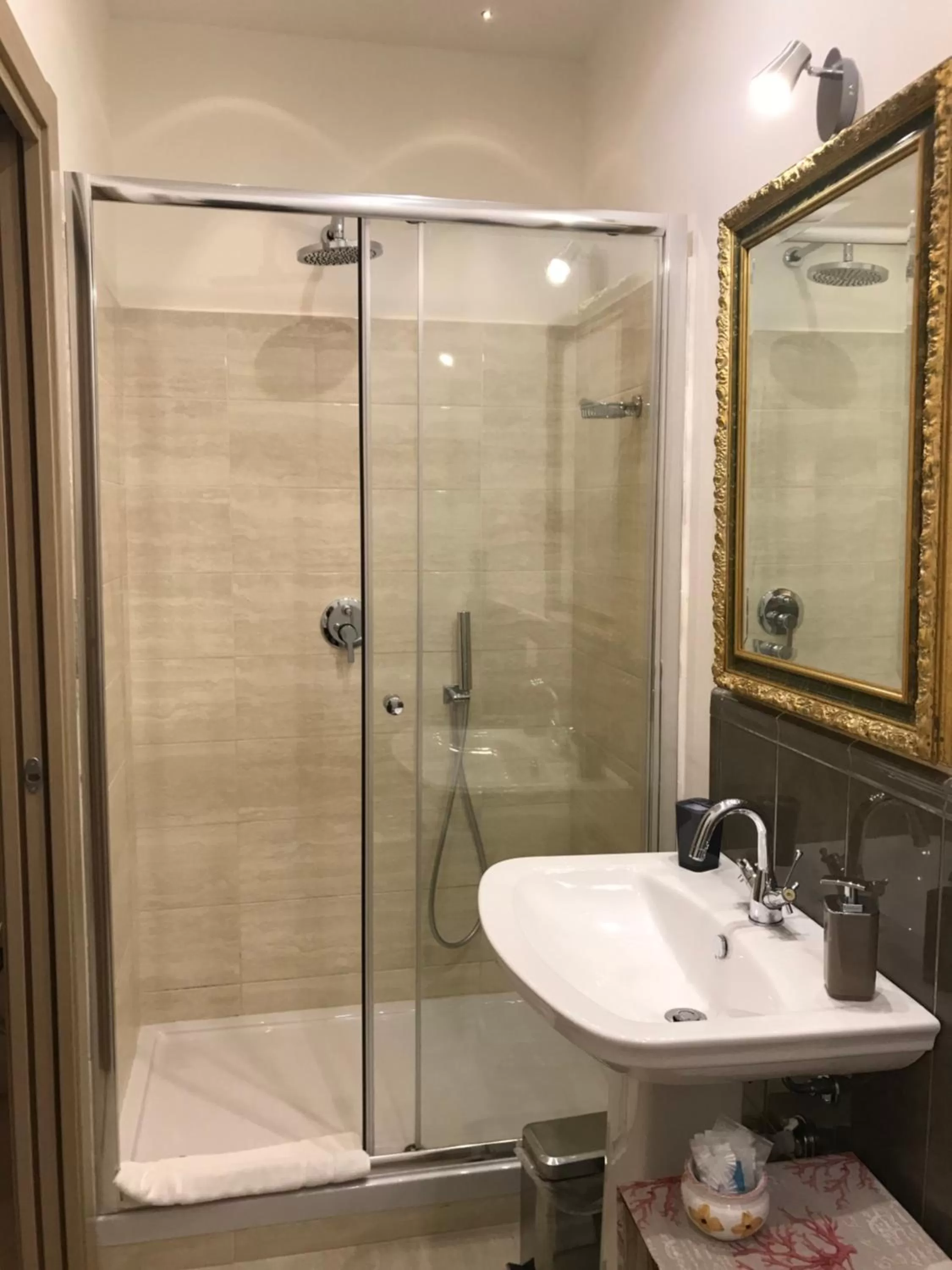 Shower in La Passeggiata di Girgenti