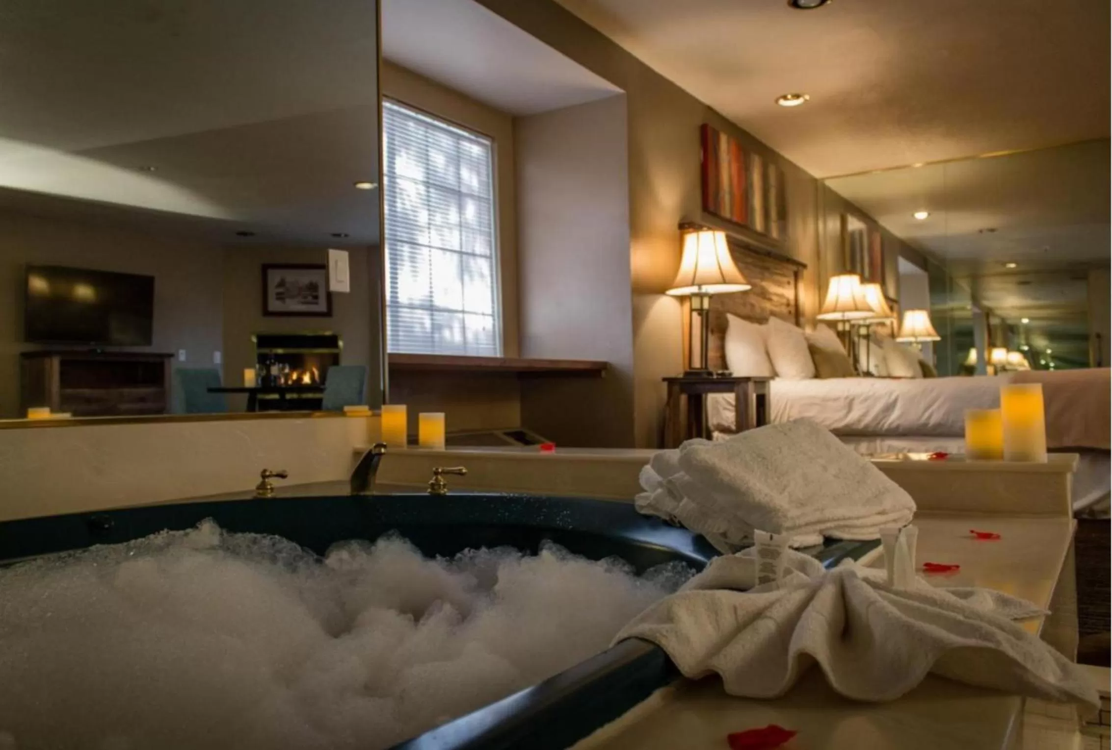 Hot Tub, Bed in Postmarc Hotel and Spa Suites