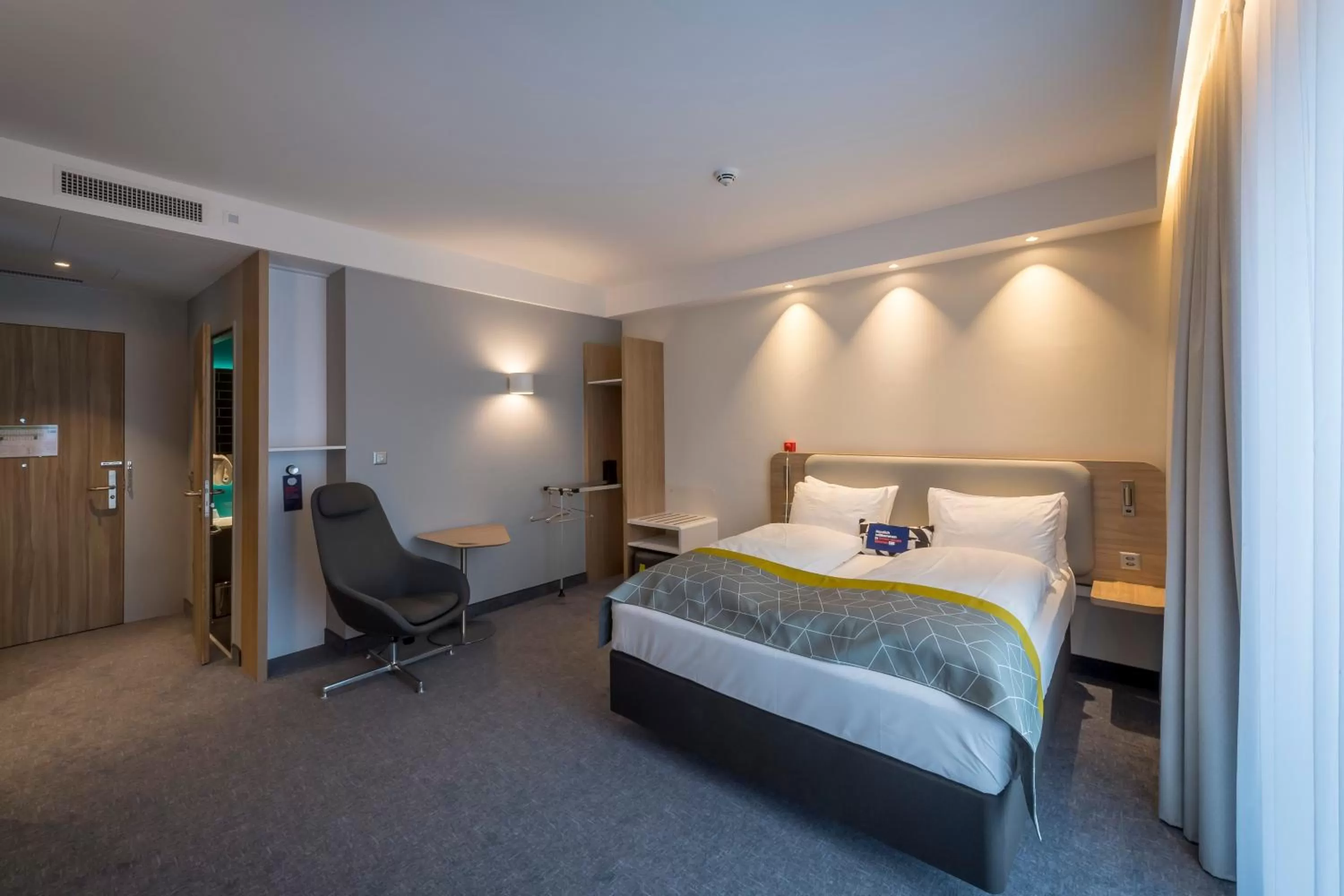 Photo of the whole room, Bed in Holiday Inn Express - Luzern - Kriens by IHG