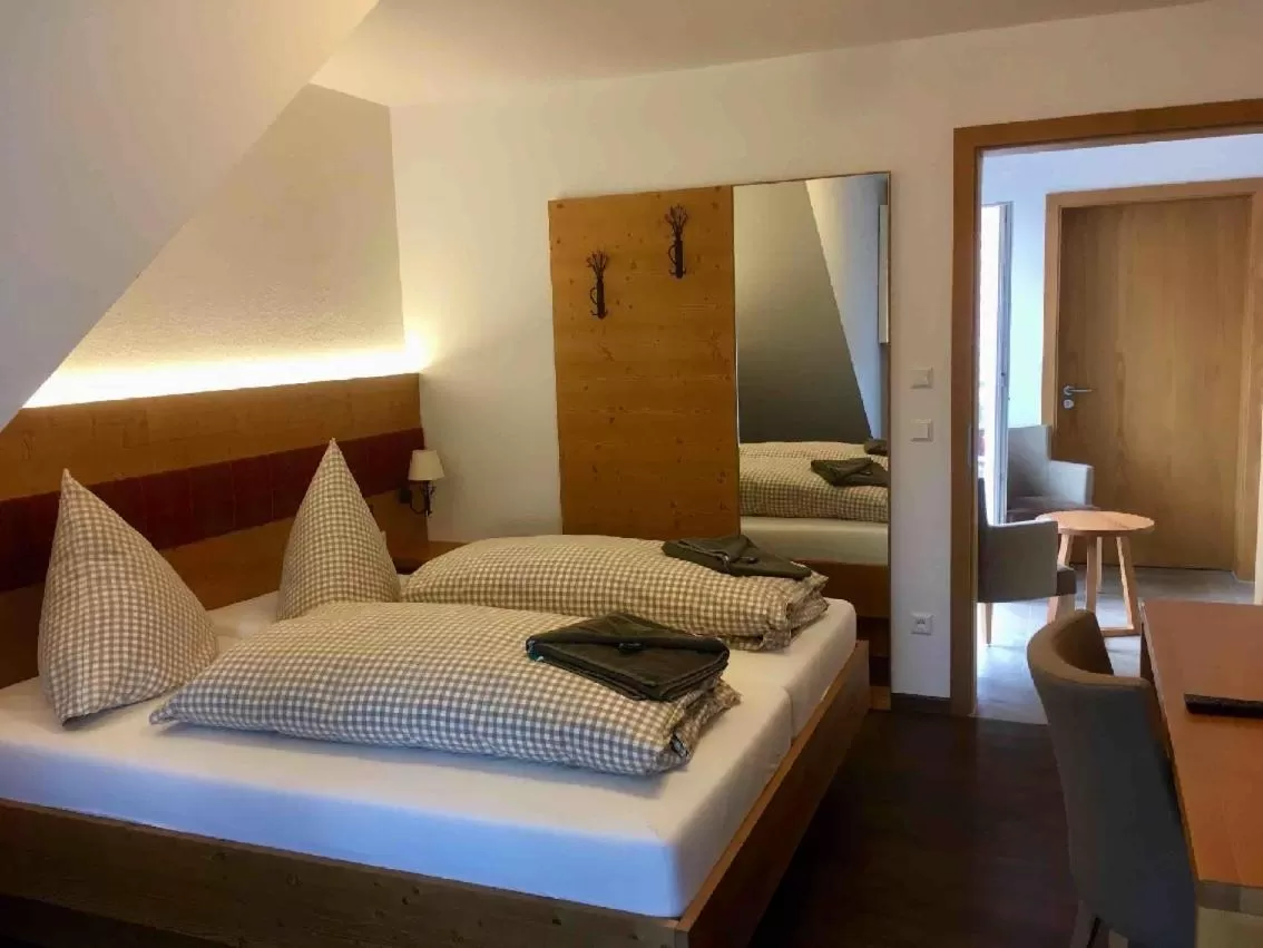 Bed in Landgasthof Linde Hepbach, Hotel & Restaurant