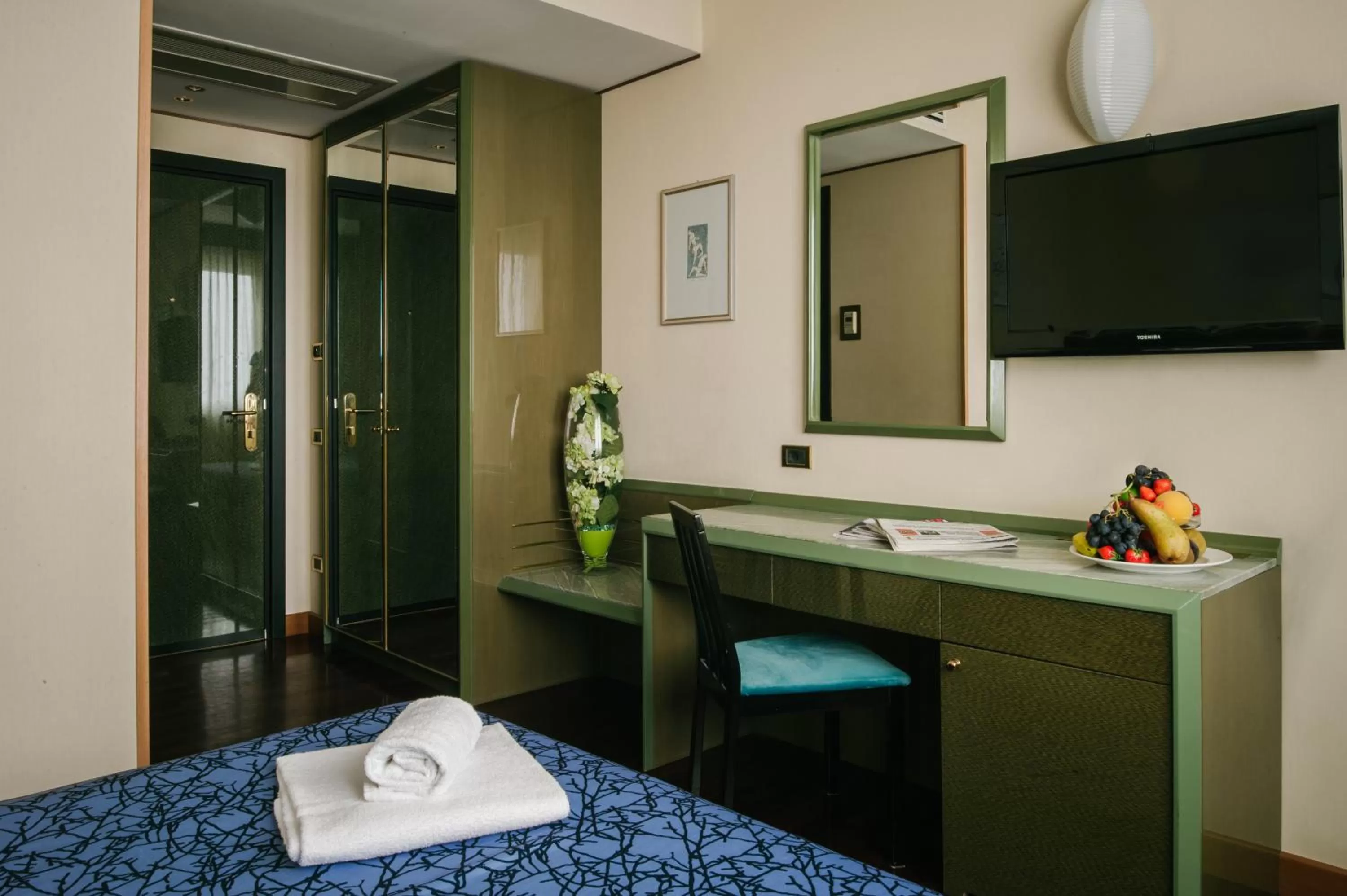 Photo of the whole room, Bed in Hotel Royal