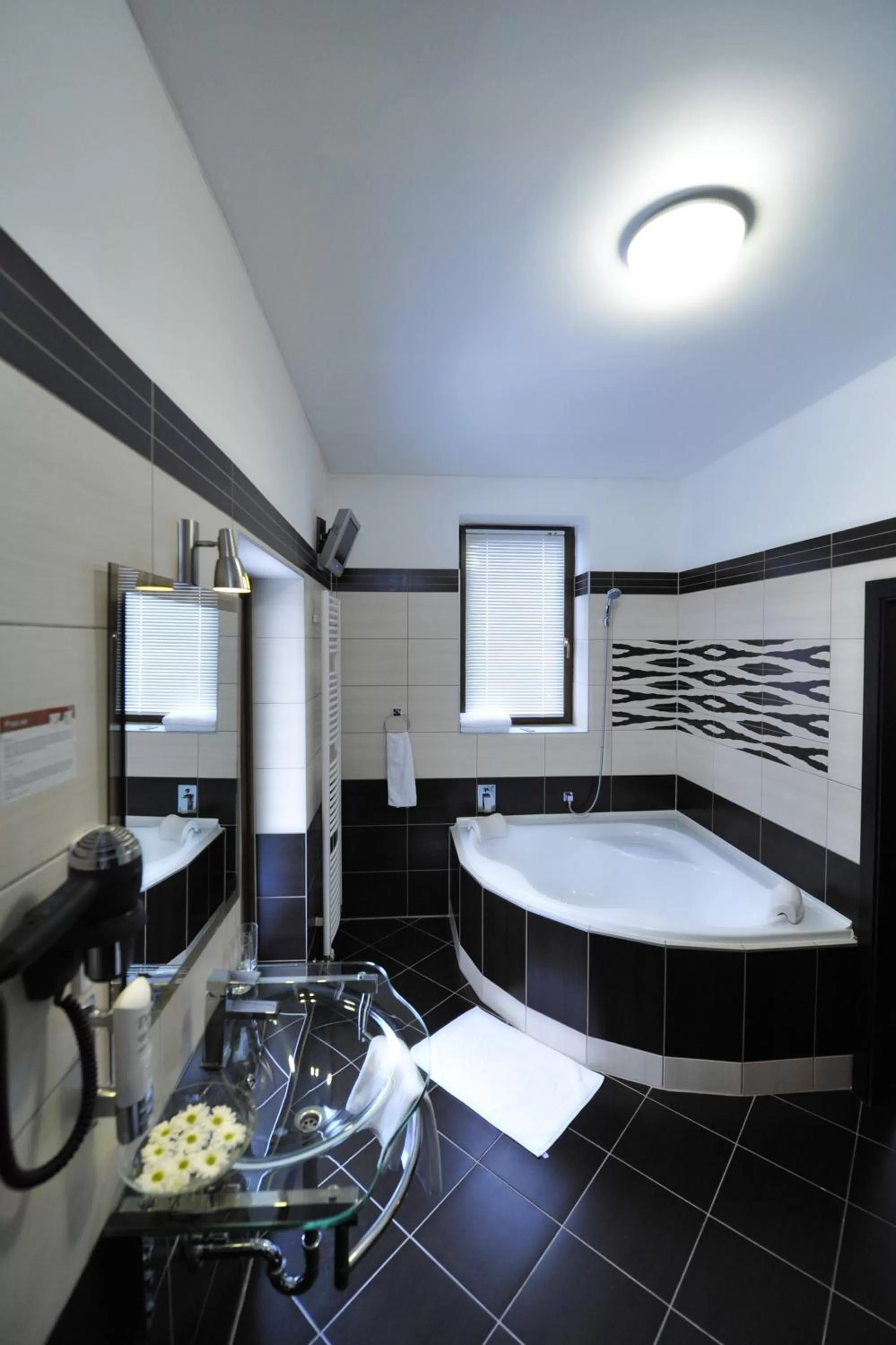 Bathroom, Bed in Hotel Arte