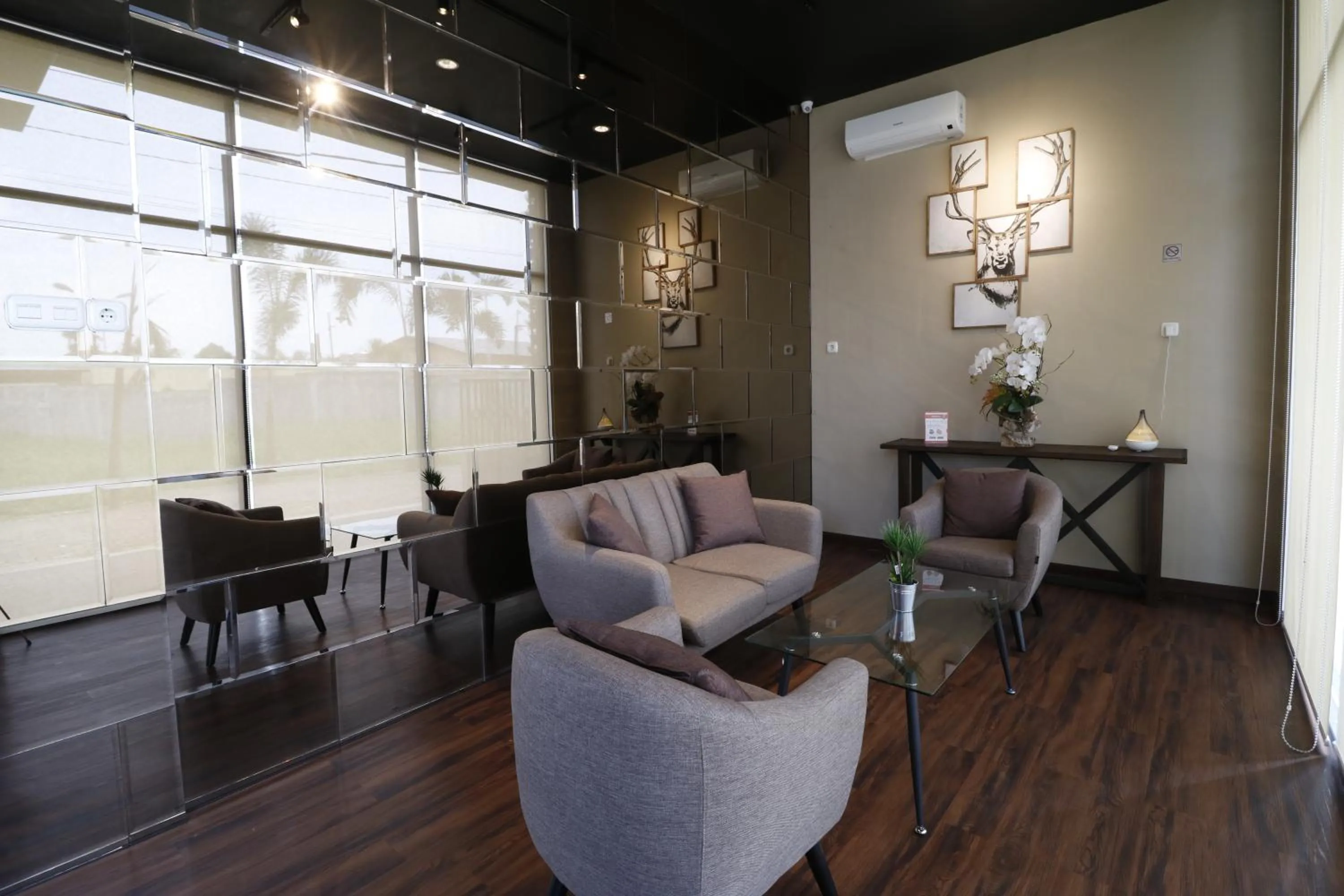 Seating area in RedDoorz Plus near Universitas Sumatera Utara