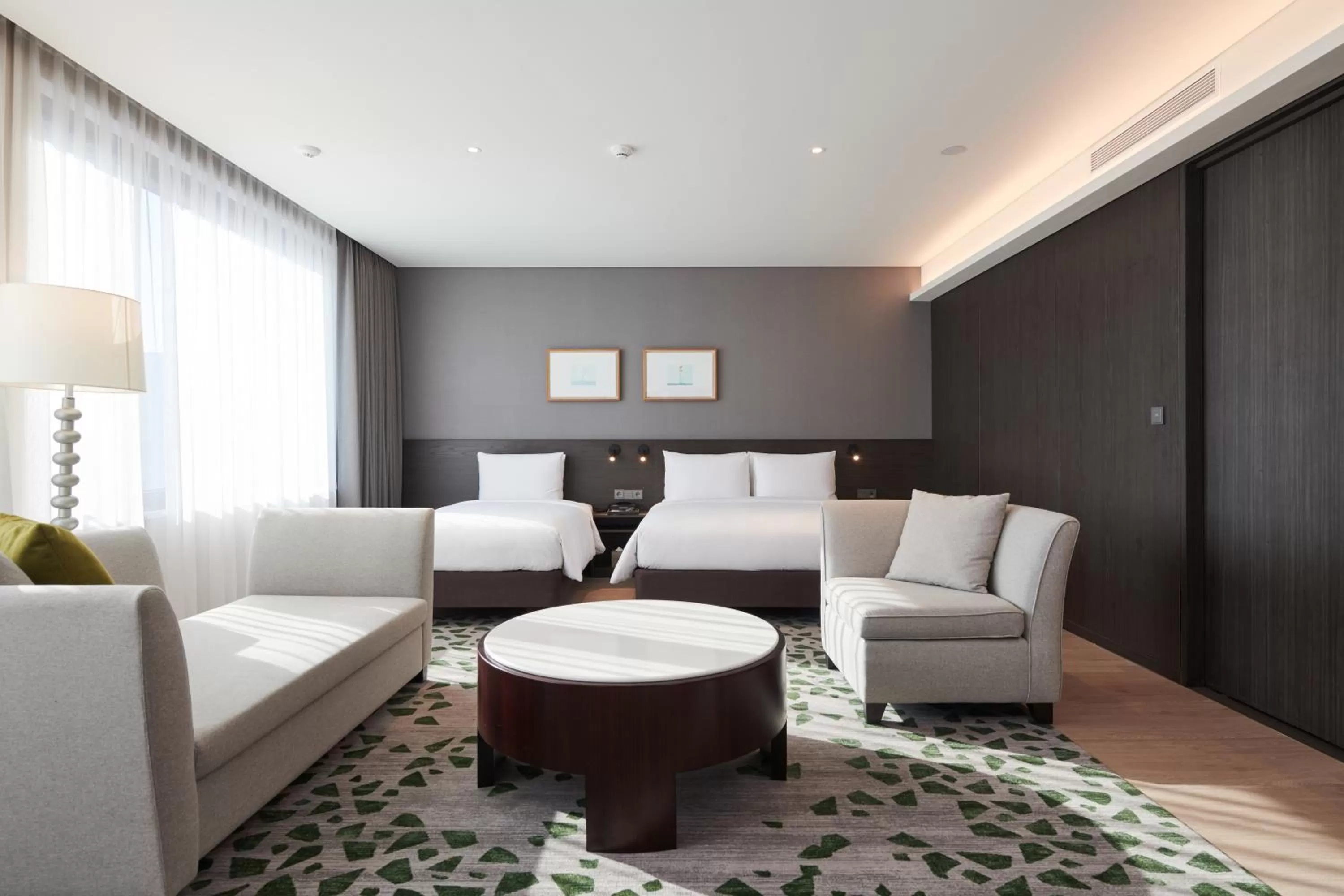 Living room in Nine Tree by Parnas Seoul Pangyo