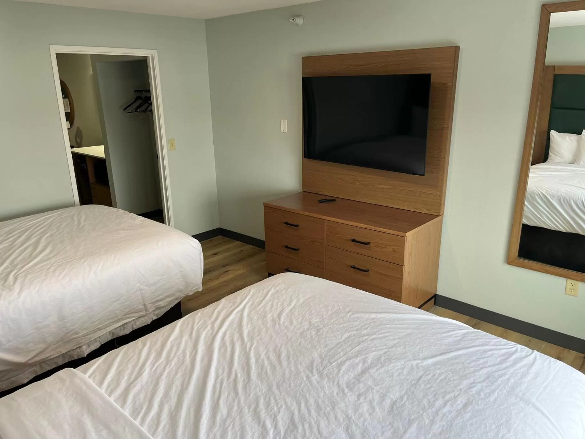 TV and multimedia, Bed in Wingate By Wyndham Mansfield Ontario