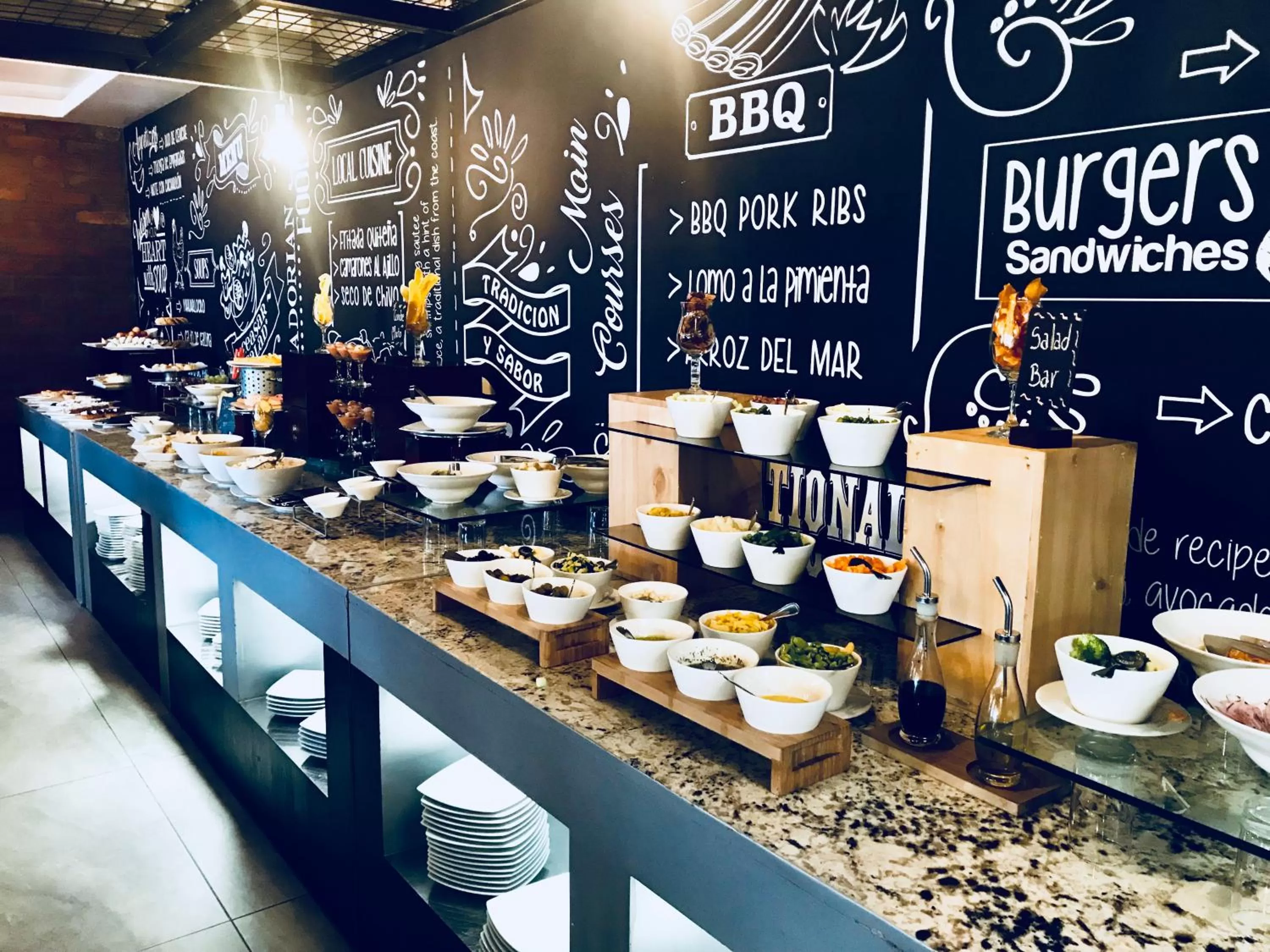 Restaurant/places to eat in Wyndham Garden Quito