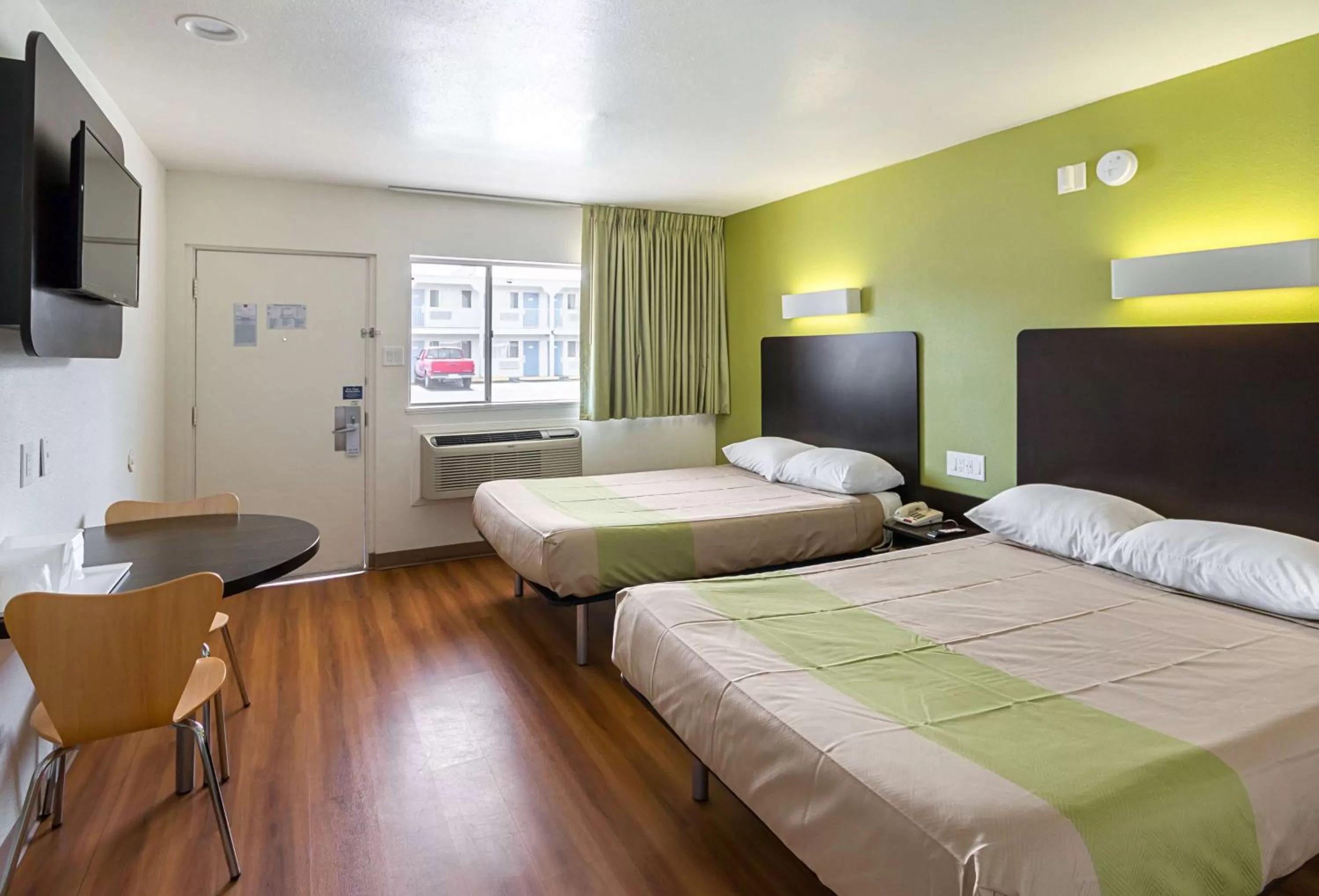 TV and multimedia, Bed in Motel 6-El Paso, TX - Airport - Fort Bliss