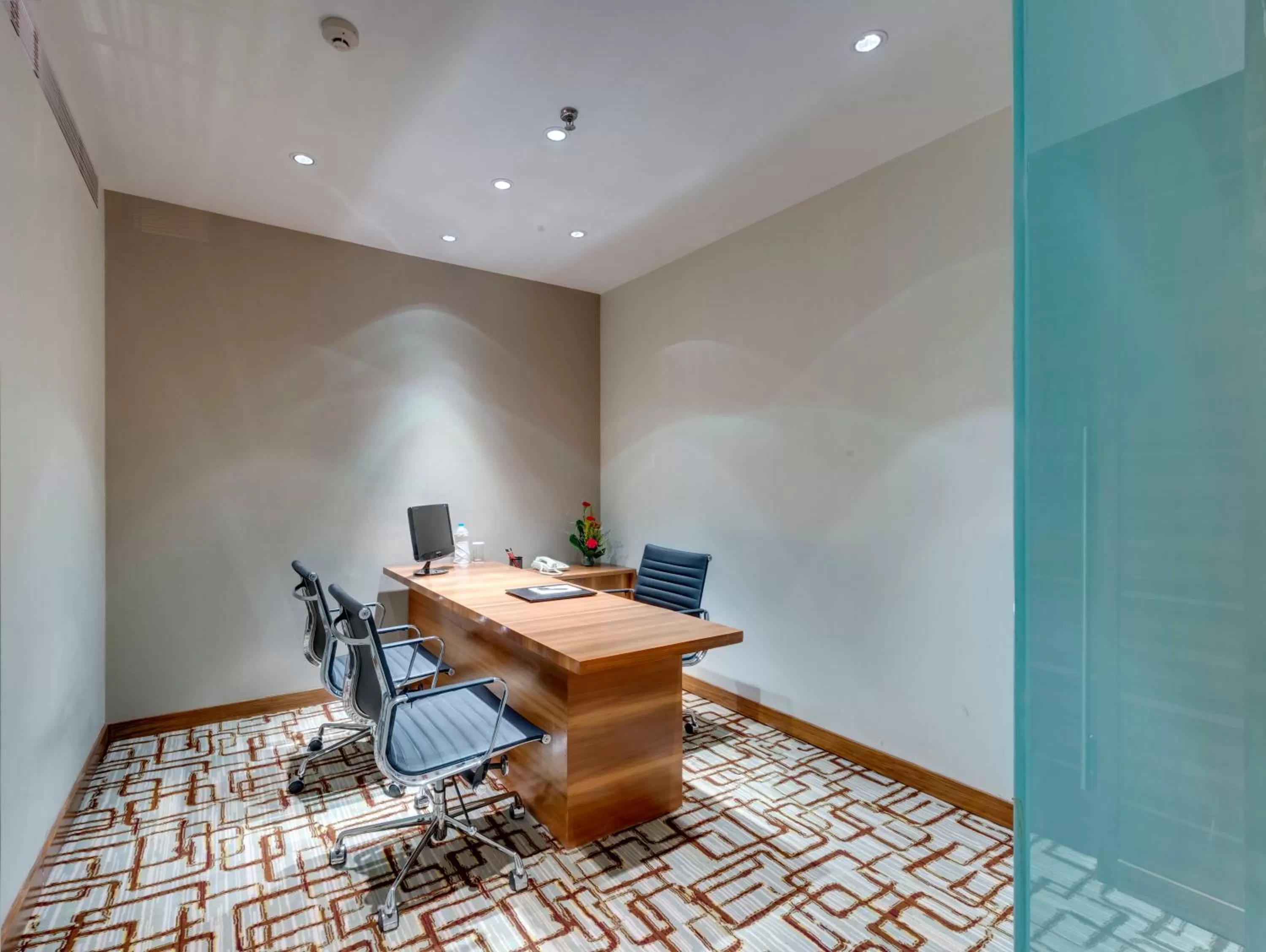 Business facilities in Pride Plaza Hotel, Kolkata