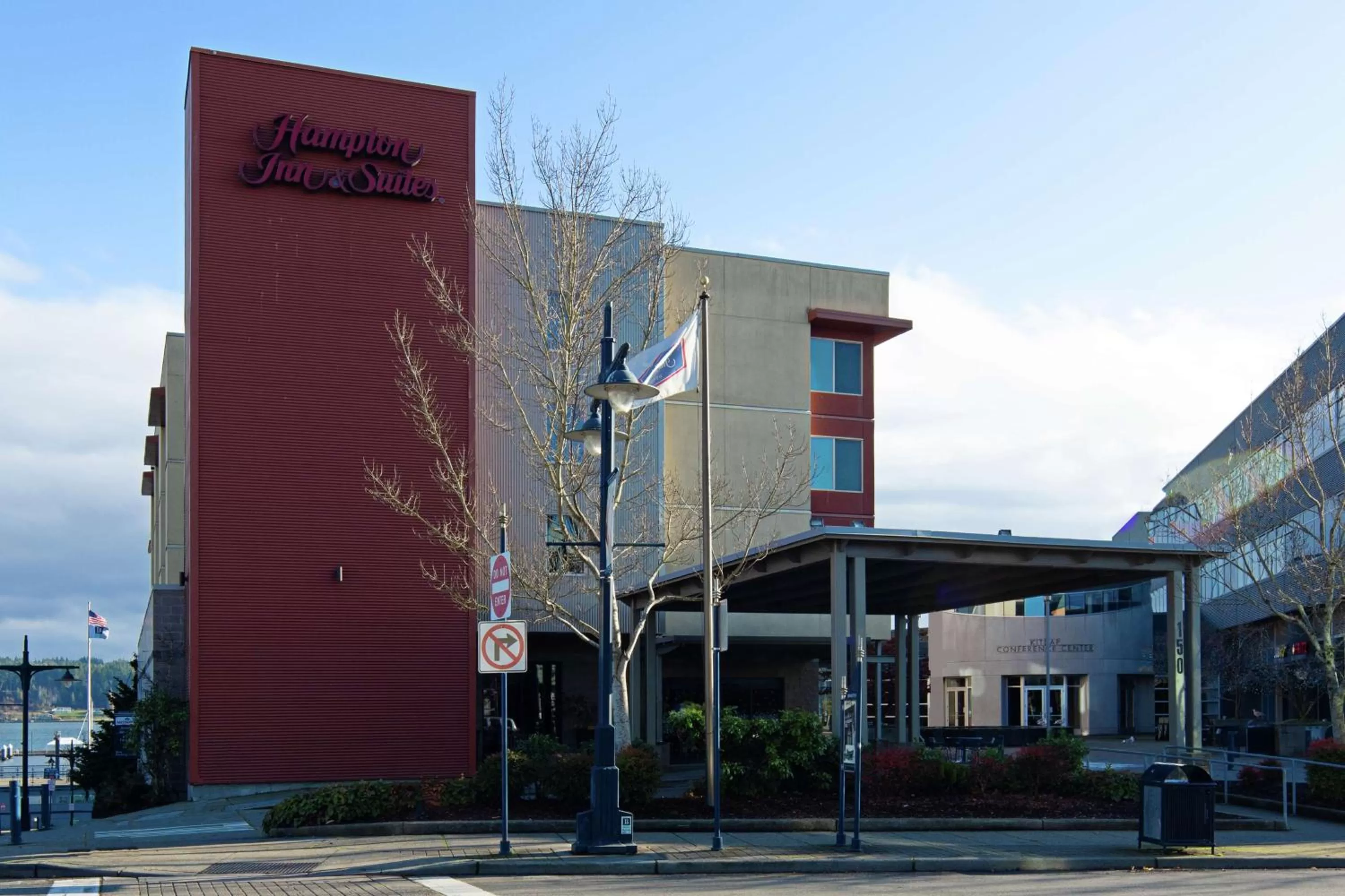 Property building in Hampton Inn & Suites Bremerton