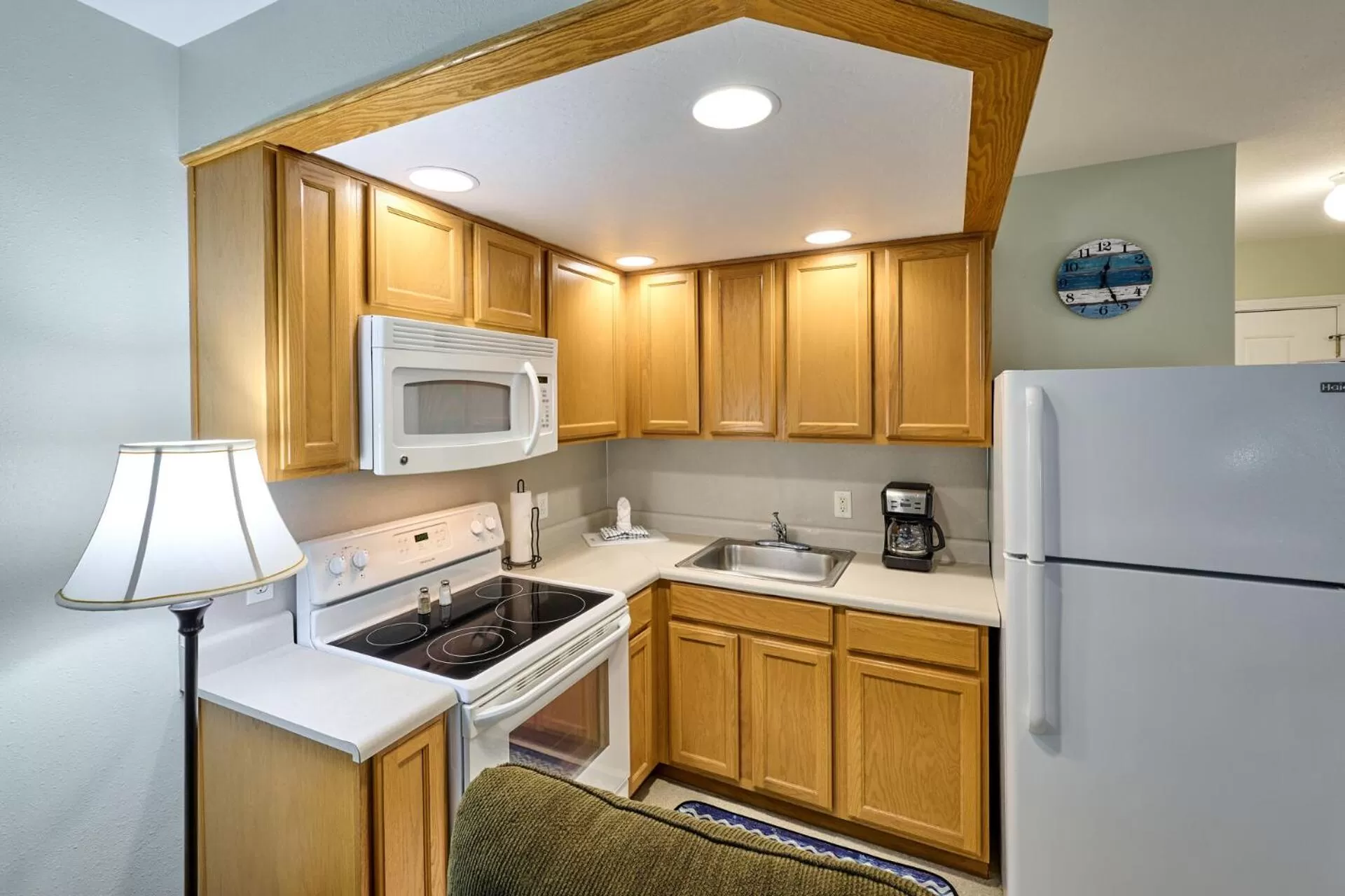 Coffee/tea facilities, Kitchen/Kitchenette in D Sands Rentals