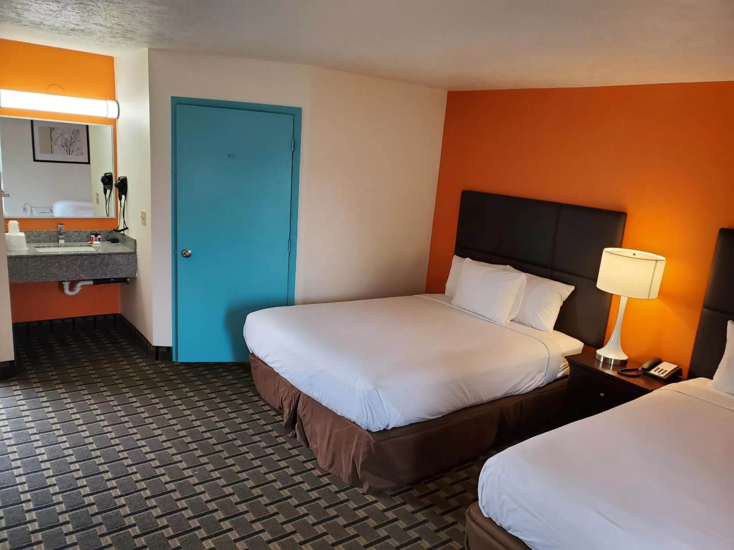 Photo of the whole room, Bed in Howard Johnson by Wyndham Spokane North