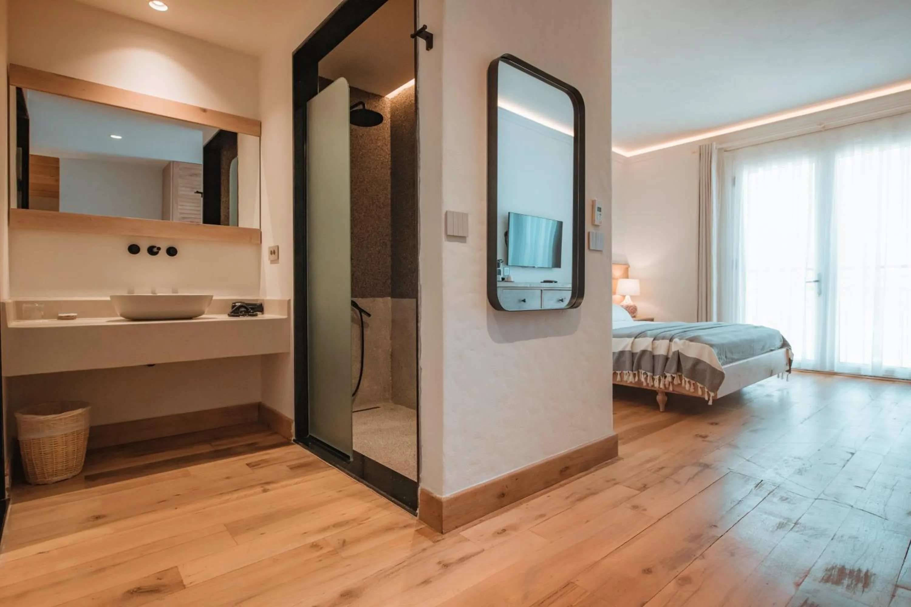 Shower, Bed in Hotel Unique-Boutique Class - Adults Only