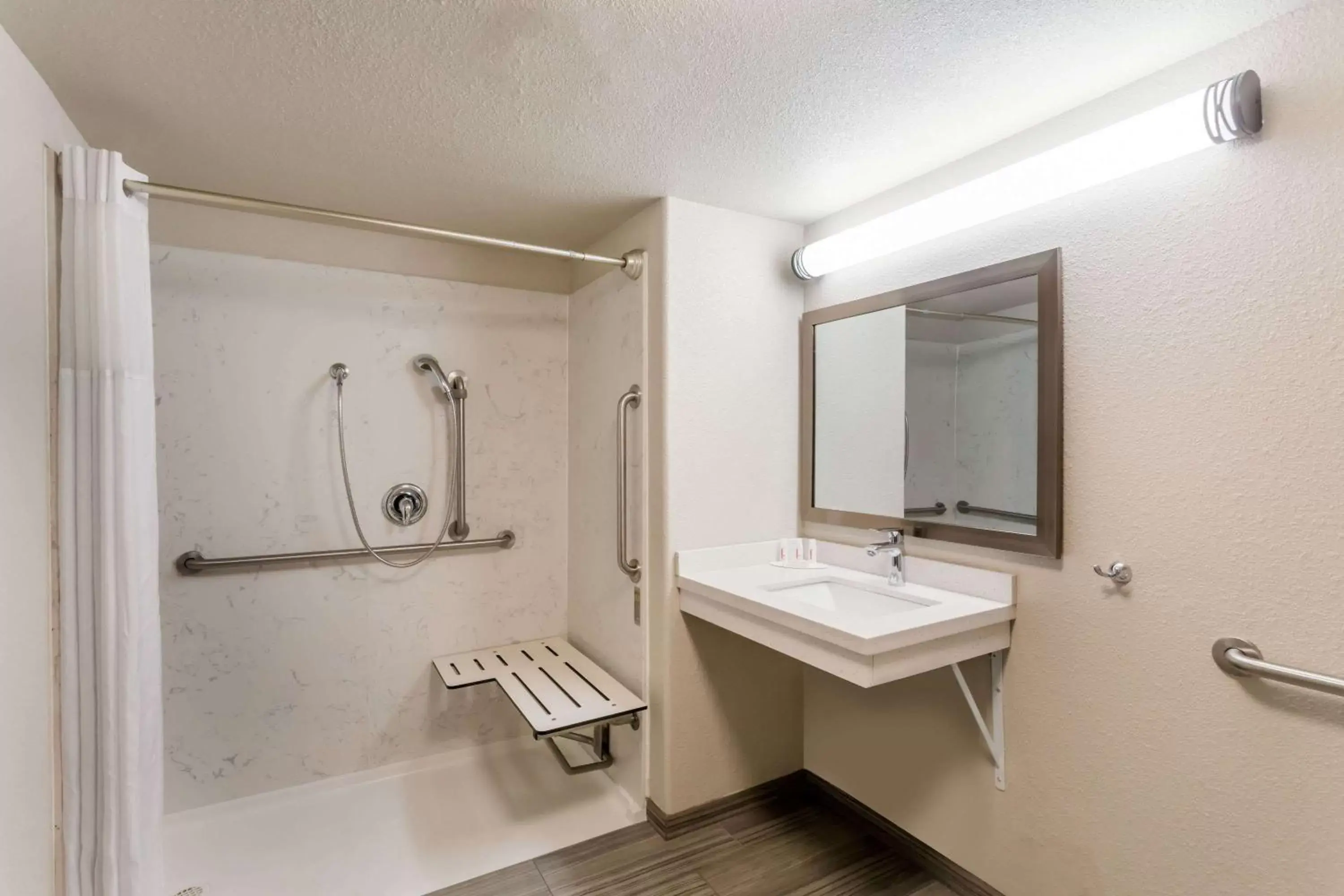 Double Room with Two Double Beds and Mobility/Hearing Impaired Access - Non-Smoking in Days Inn by Wyndham Yosemite Area Double Room with Two Double Beds and Mobility/Hearing Impaired Access - Non-Smoking in Days Inn by Wyndham Yosemite Area