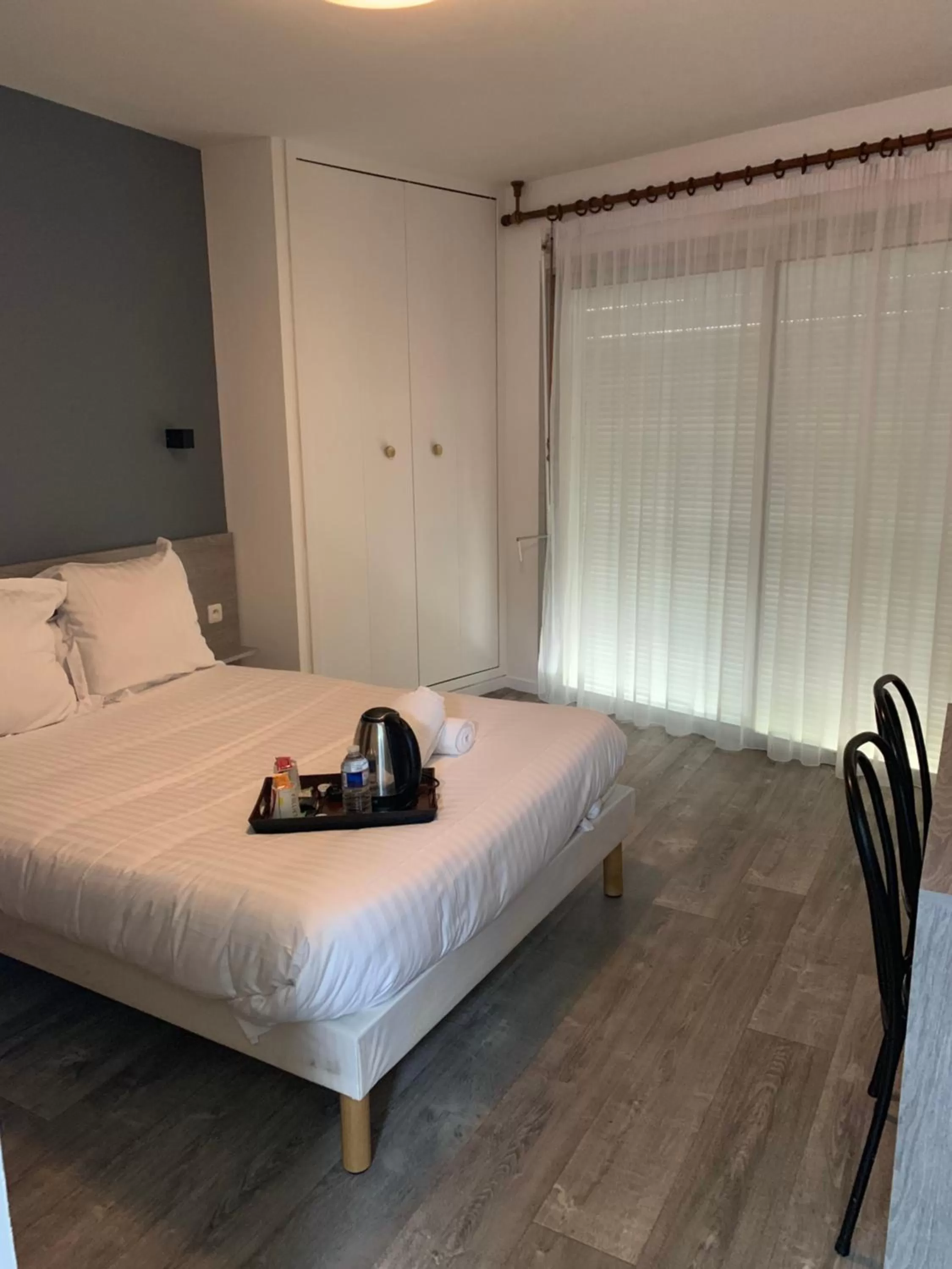 Bed in Hôtel Au Relais des Lilas