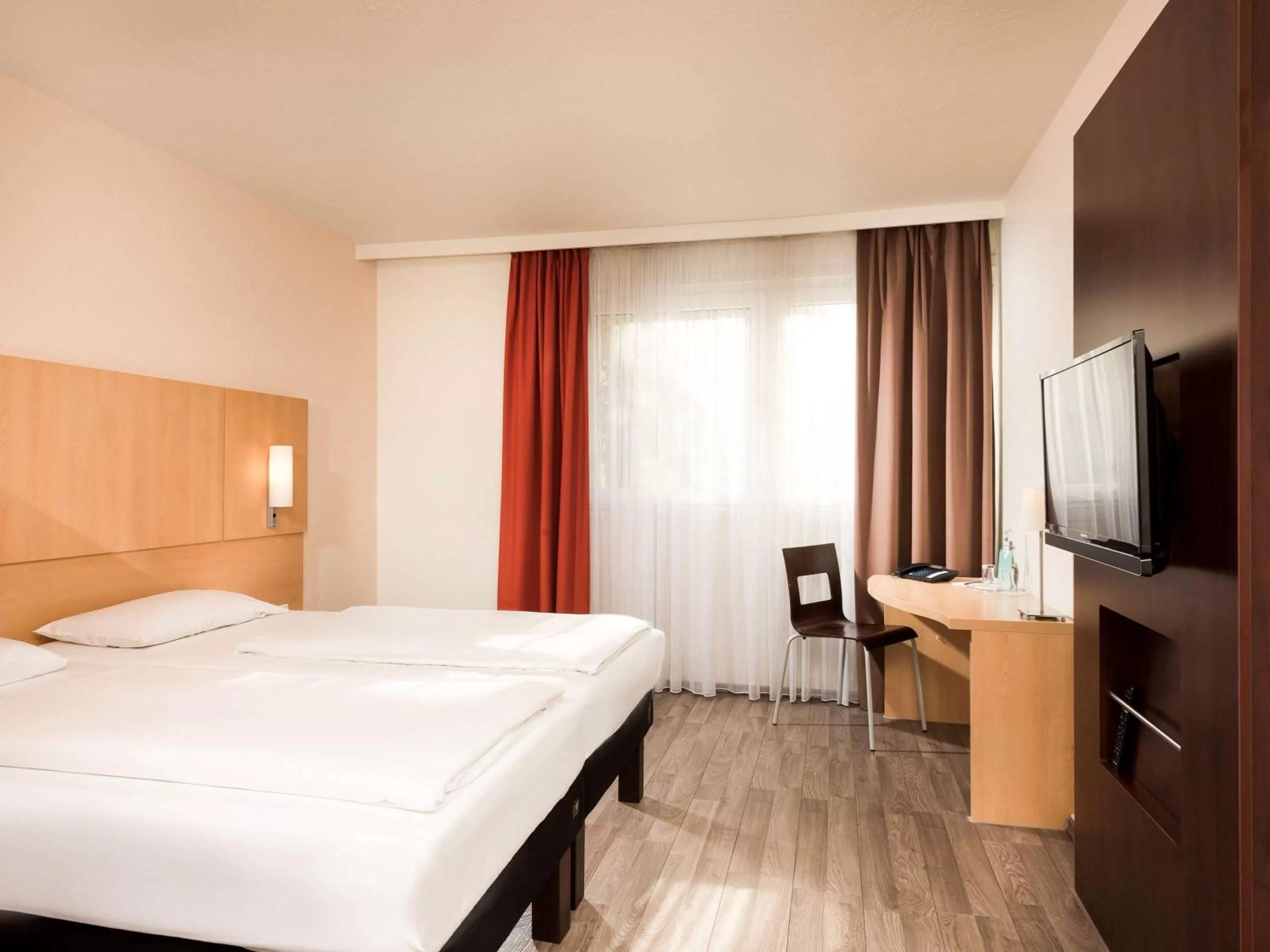 Photo of the whole room, Bed in ibis Dortmund West