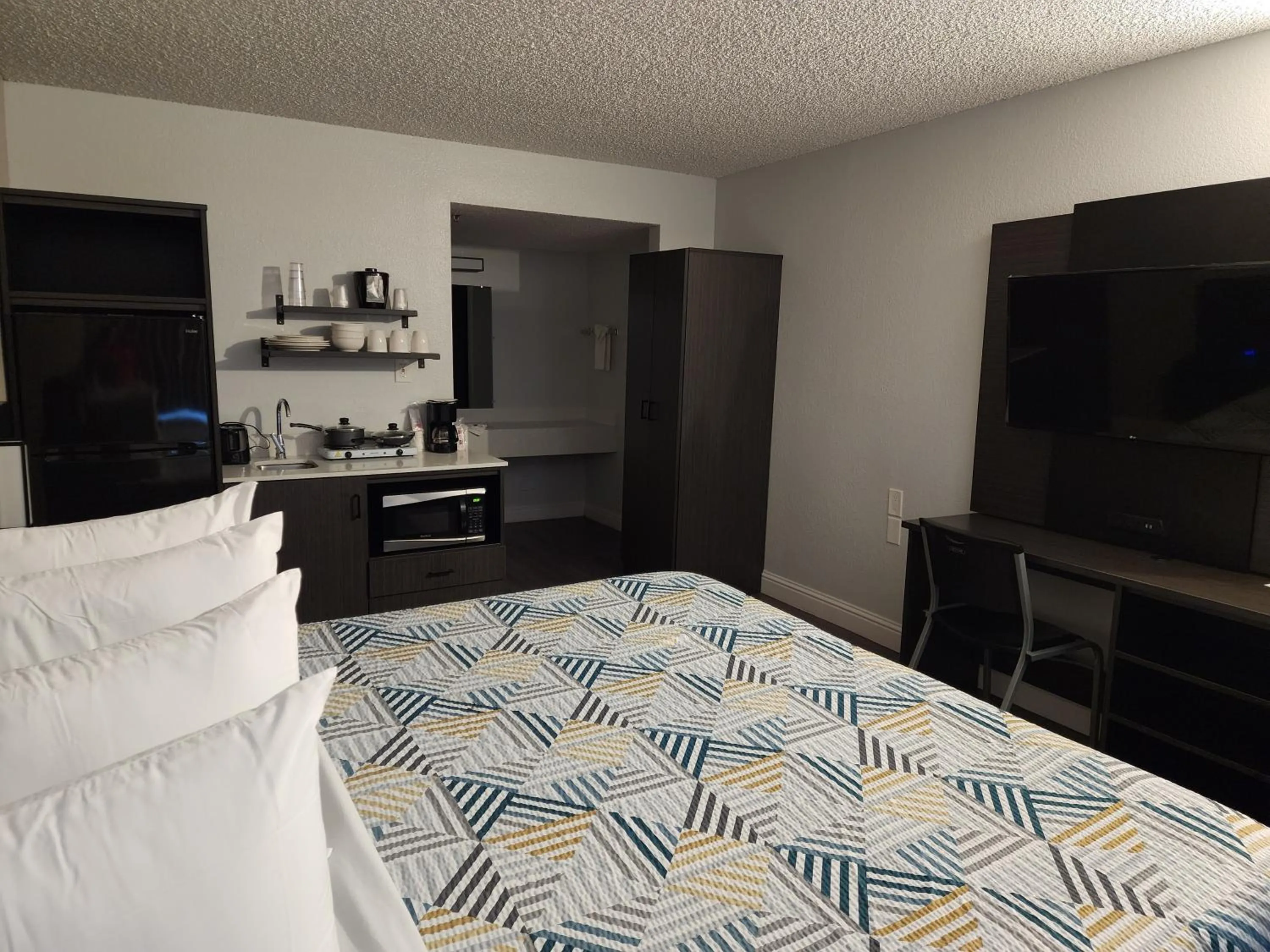 TV and multimedia, Bed in Studio 6 Sacramento, CA Natomas