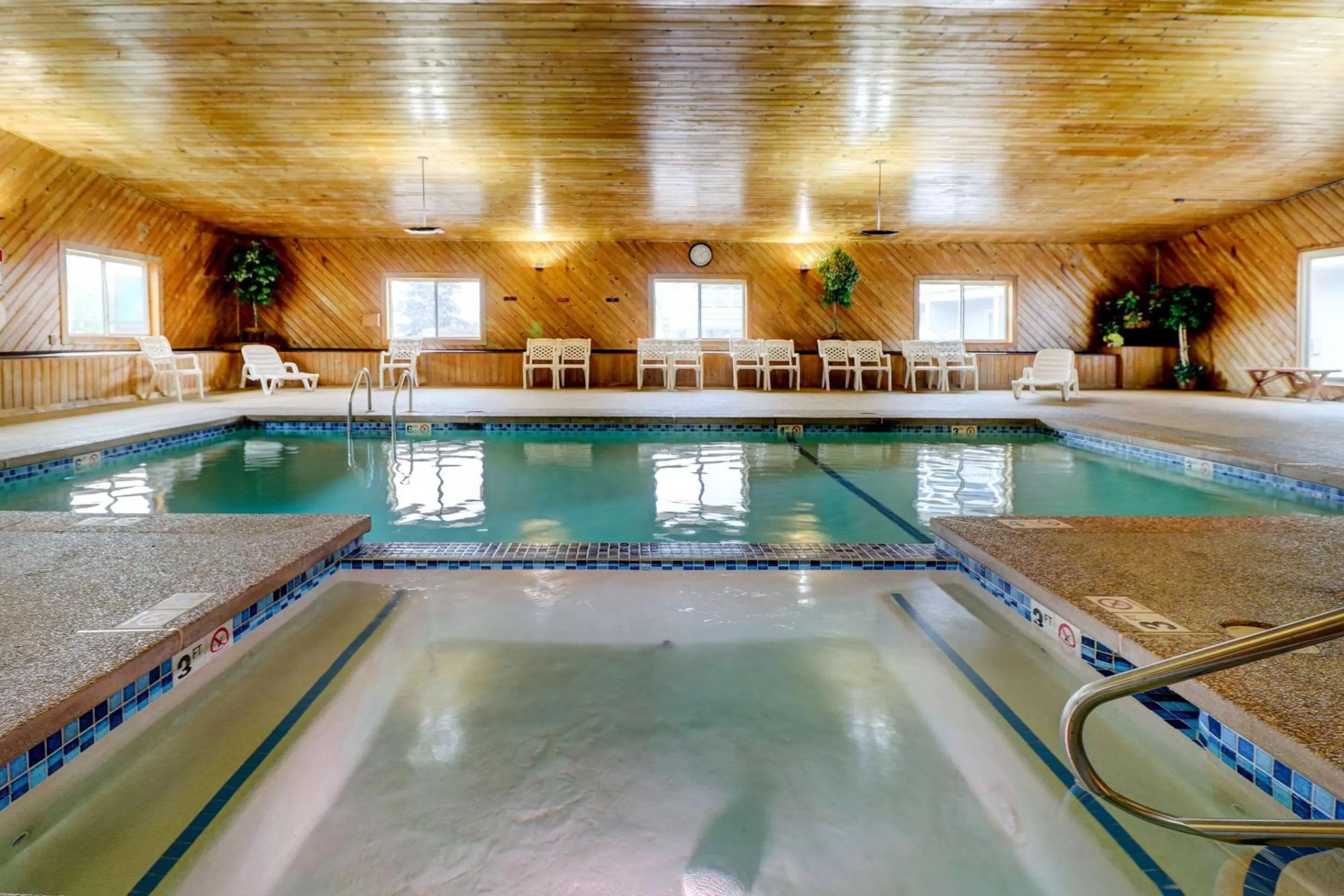 Swimming pool in Quality Inn & Suites