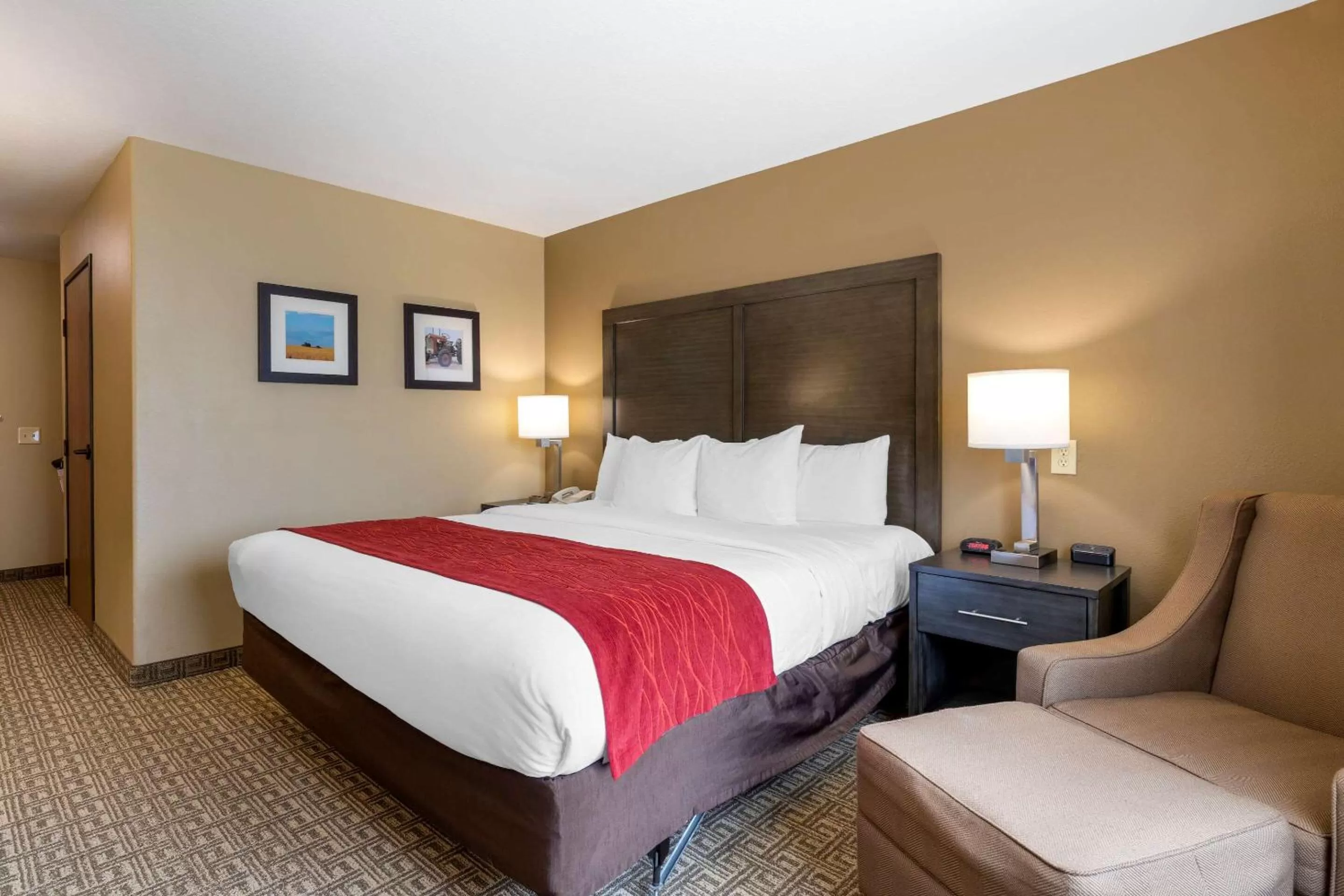 Photo of the whole room, Bed in Comfort Inn & Suites Ponca City near Marland Mansion