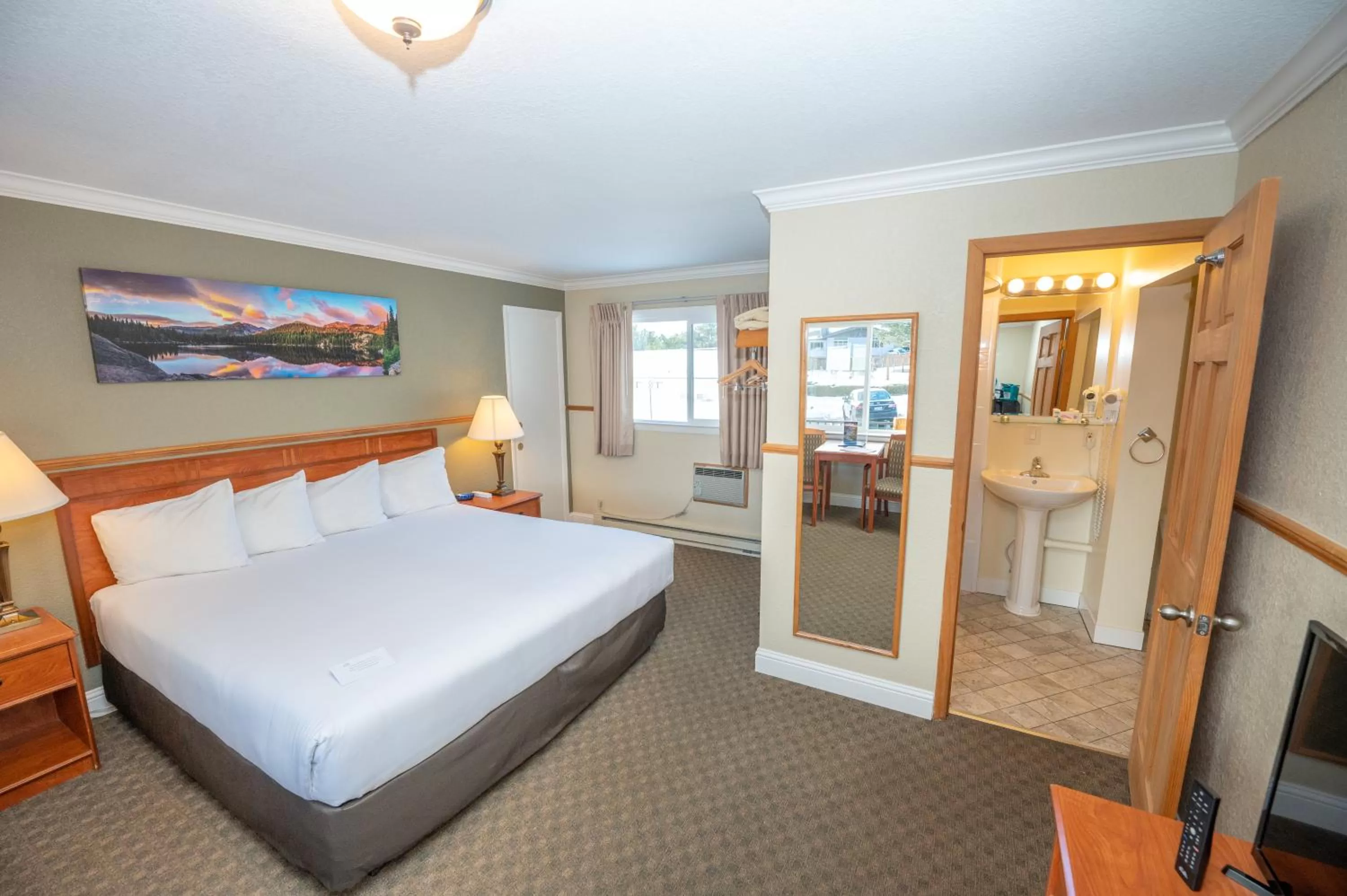 Photo of the whole room, Bed in Blue Door Inn