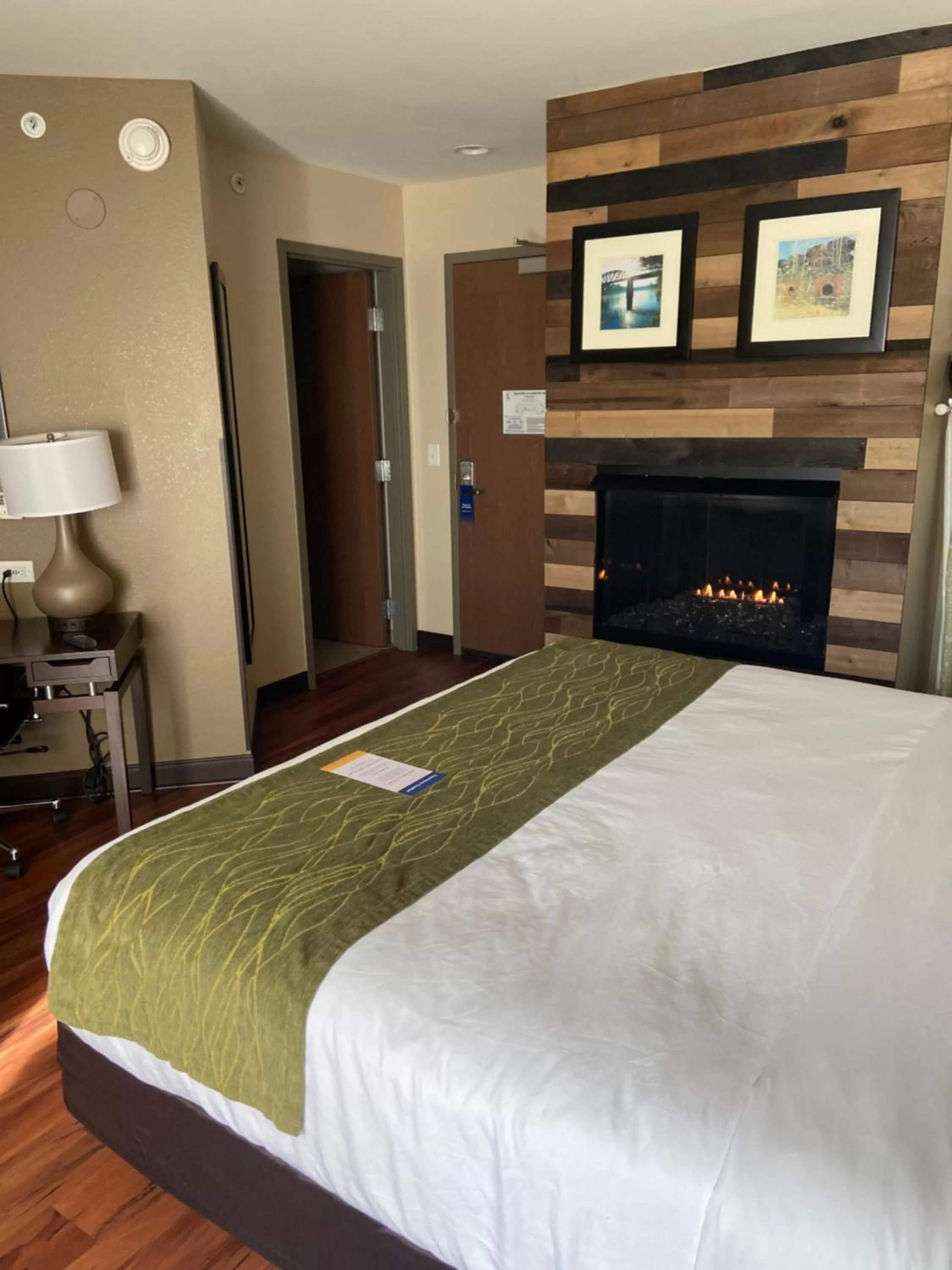 Bedroom, Bed in Comfort Inn Connellsville Riverview