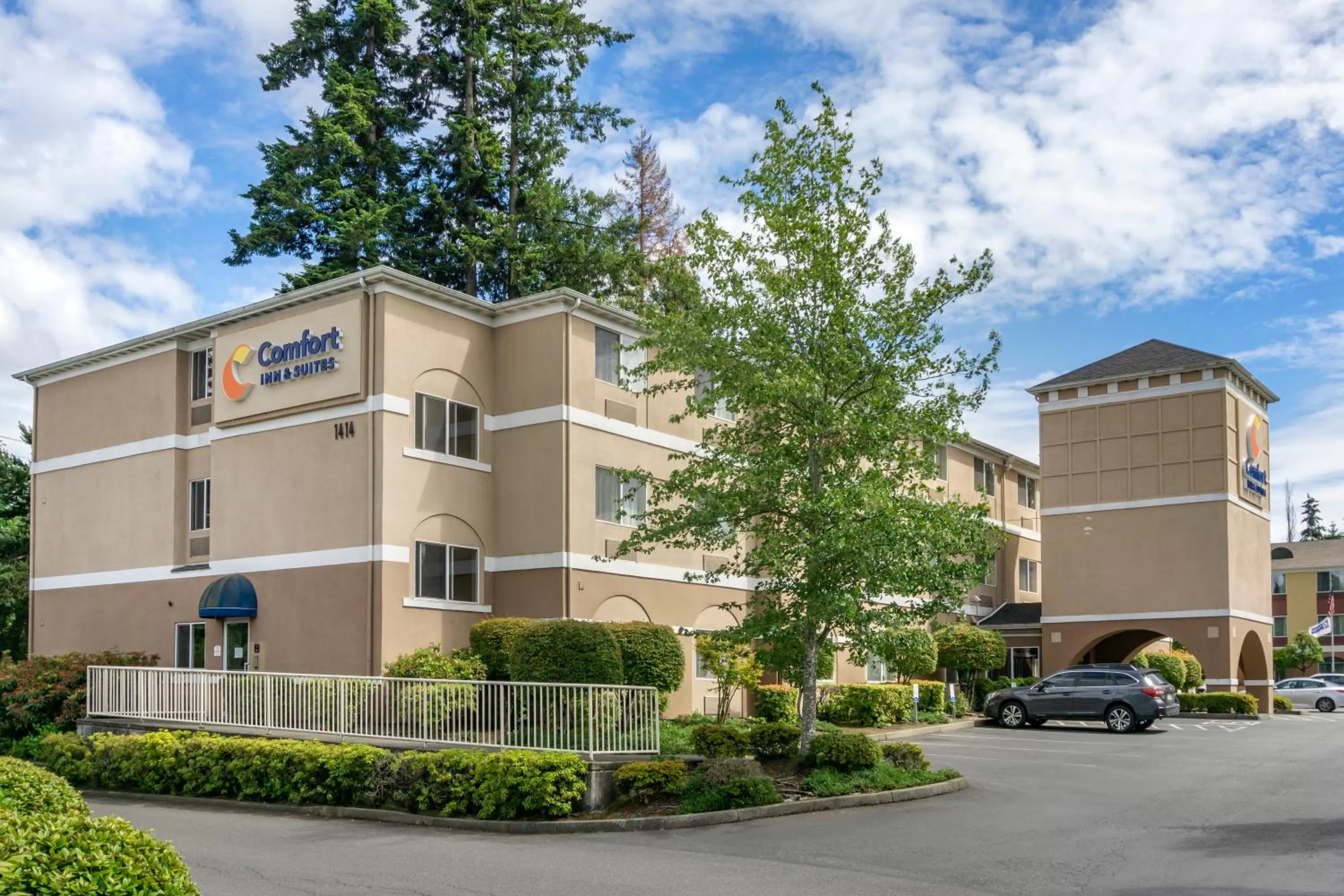 Property building in Comfort Inn & Suites Bothell - Seattle North