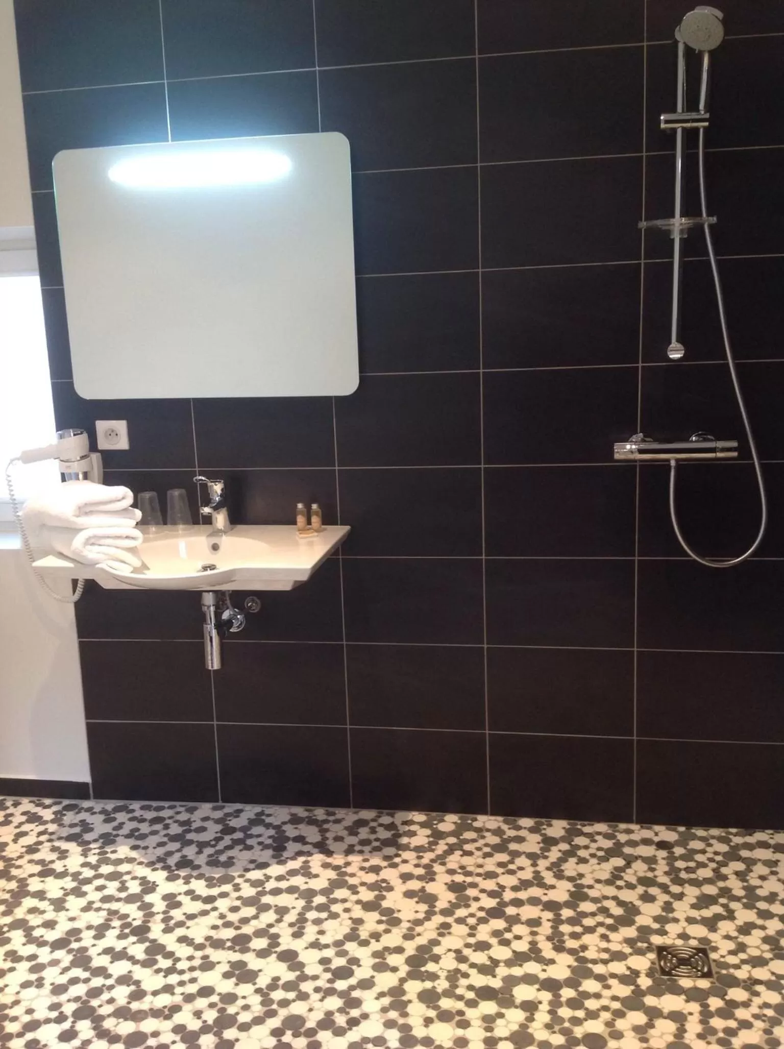 Shower in Hôtel Central
