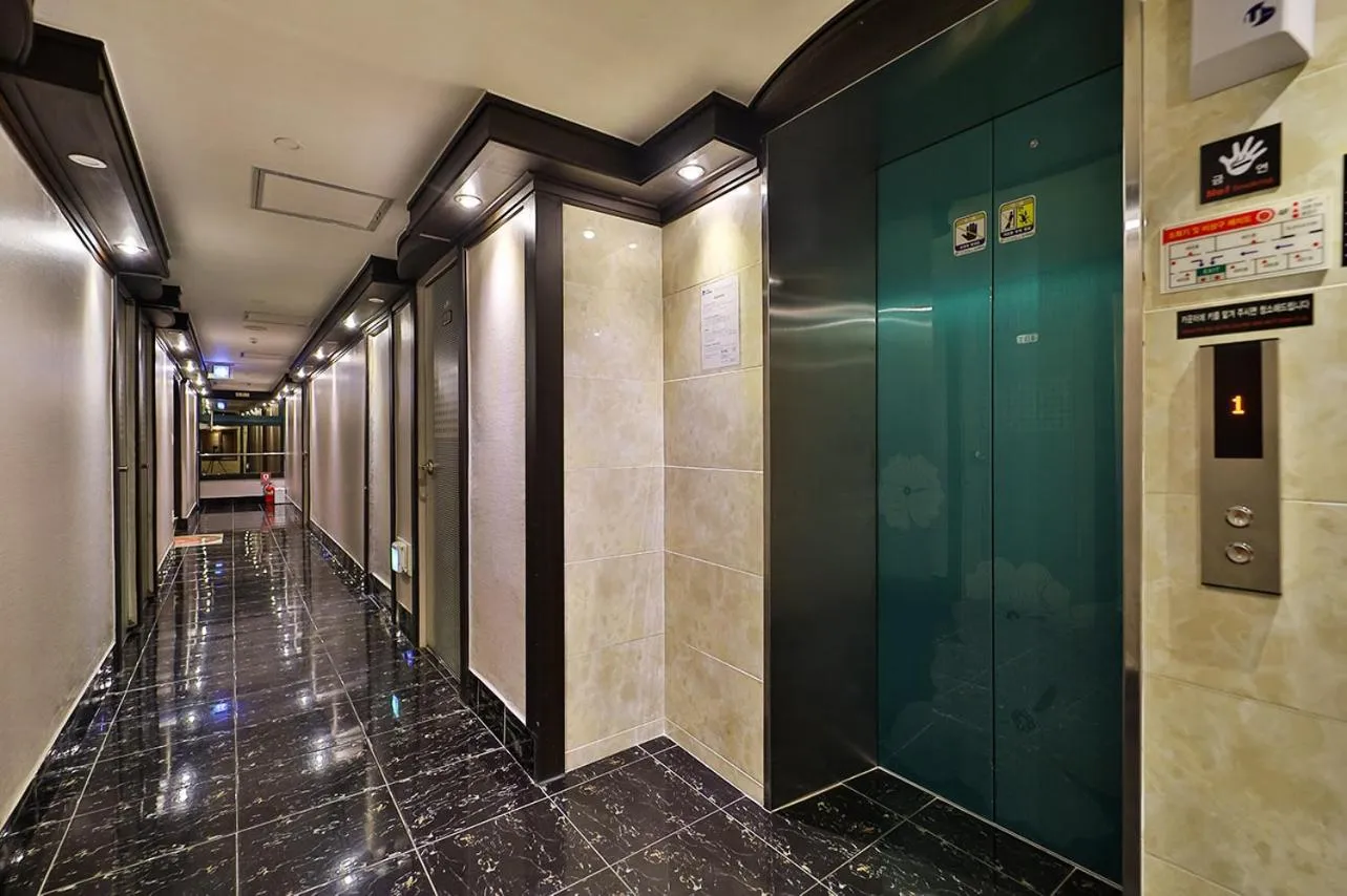 elevator in Top Motel Busan