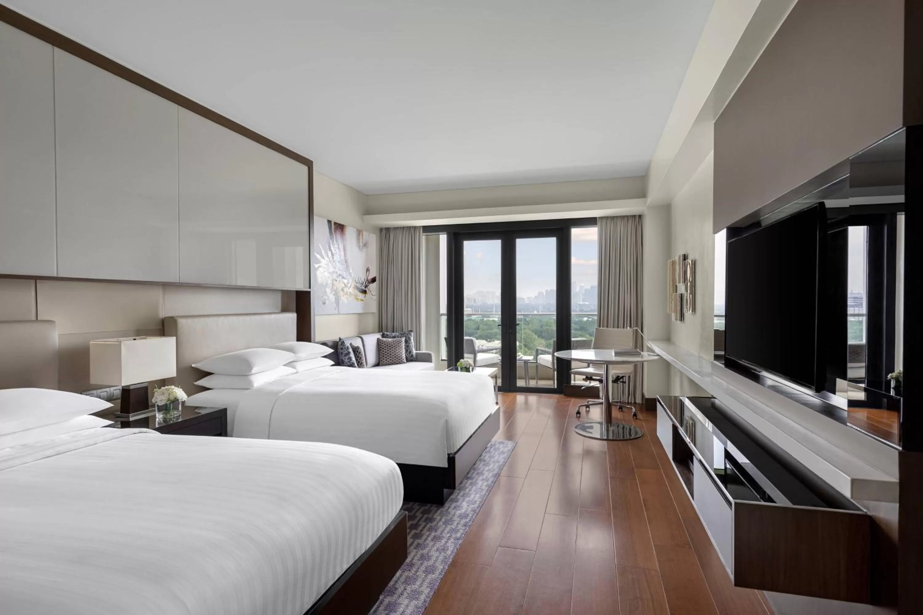 Lounge or bar, Bed in Manila Marriott Hotel at Newport World Resorts