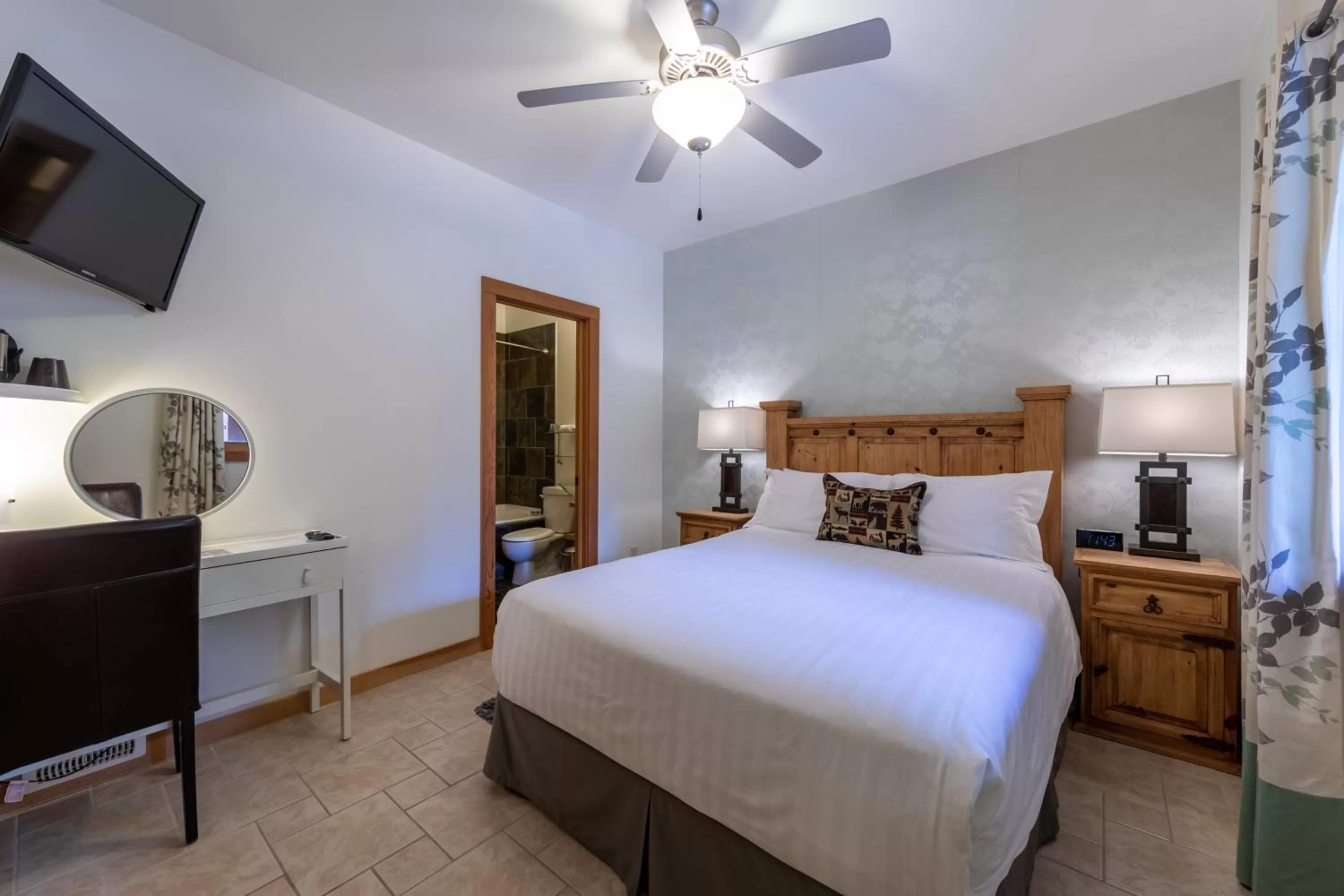 Bedroom, Bed in Canyon Ridge Lodge