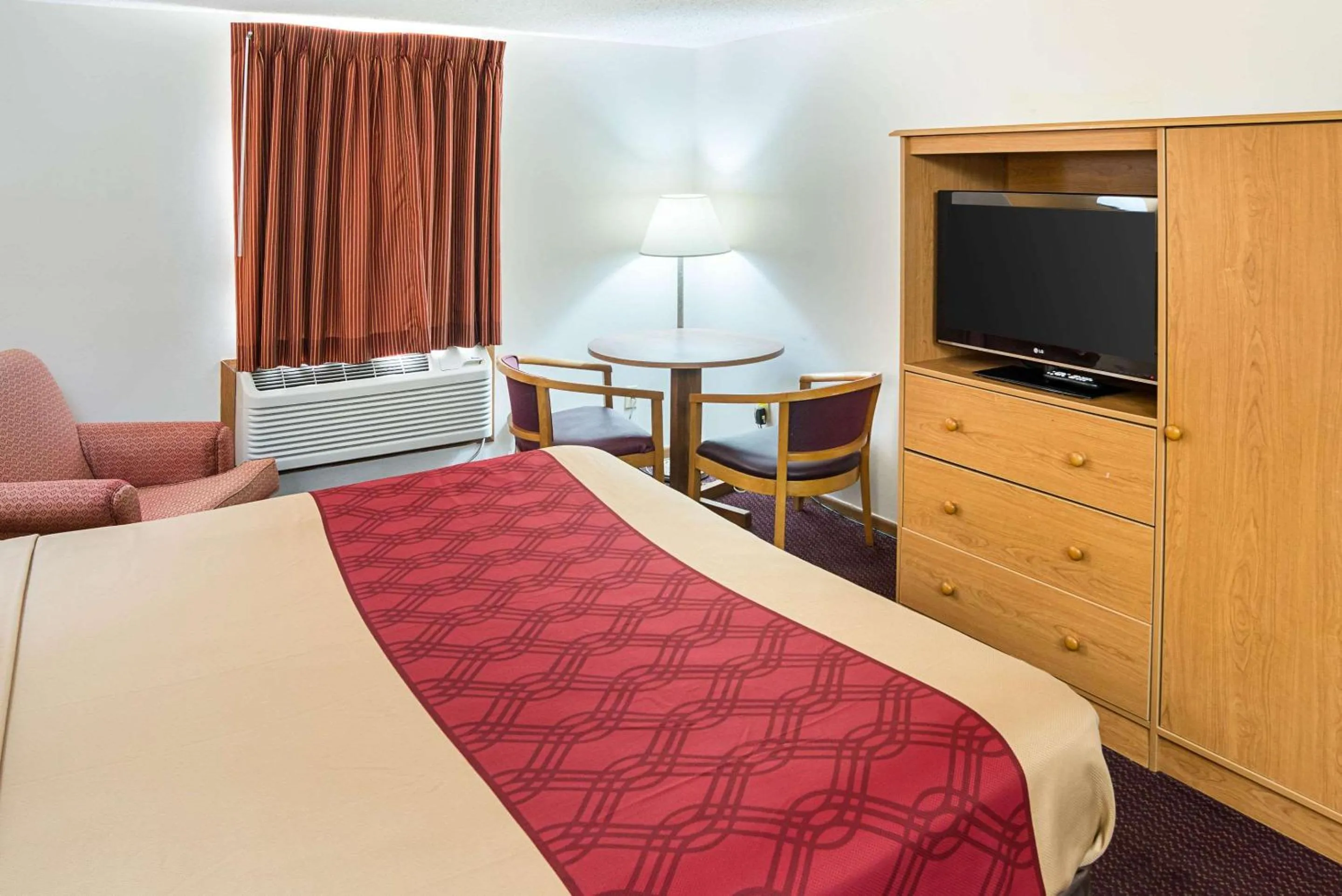 Photo of the whole room, Bed in Rodeway Inn & Suites