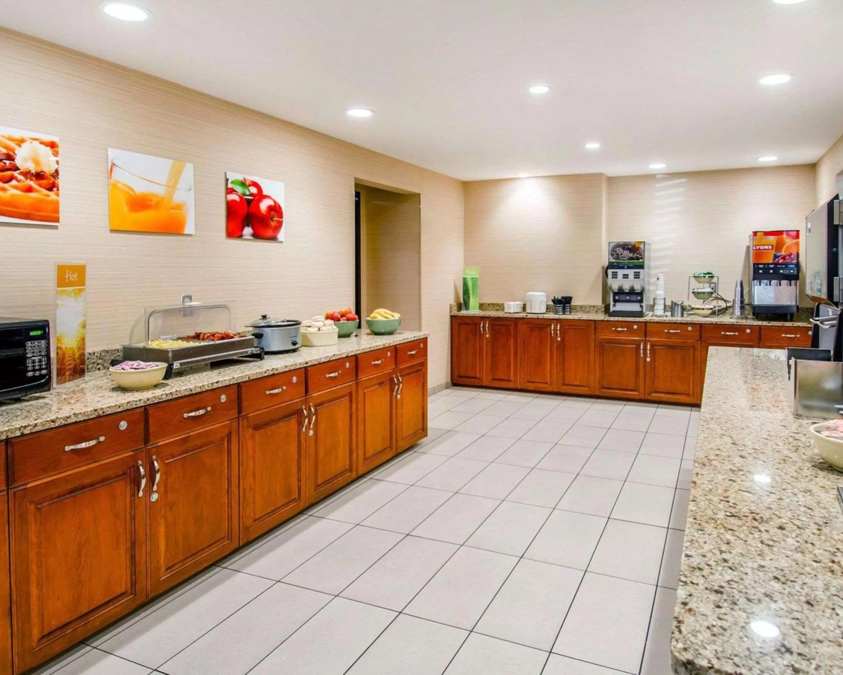 Restaurant/places to eat in Quality Inn Oakwood