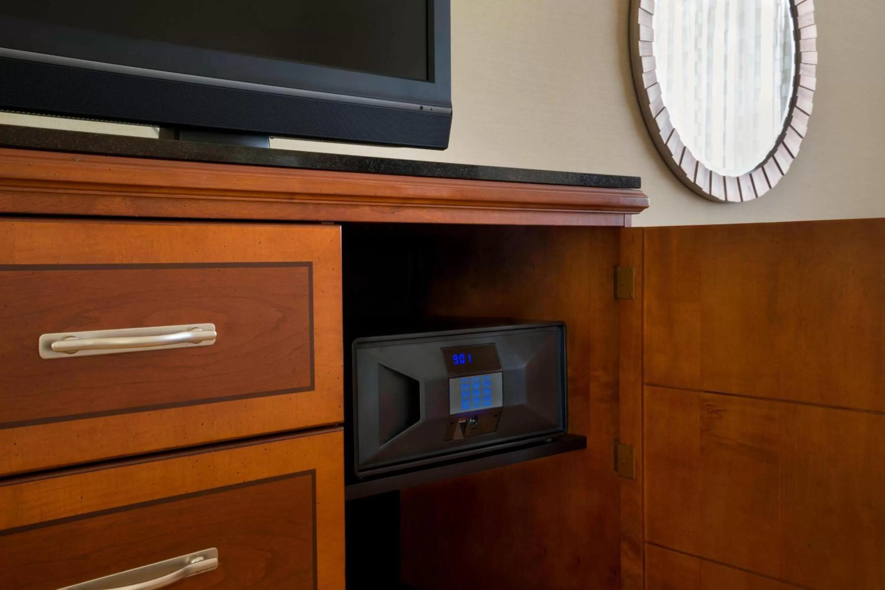 Photo of the whole room in Toronto Airport Marriott Hotel