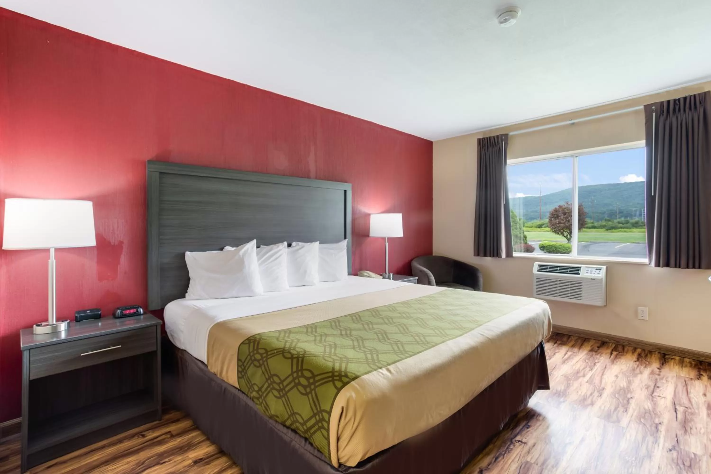 Bed in Econo Lodge Painted Post - Corning