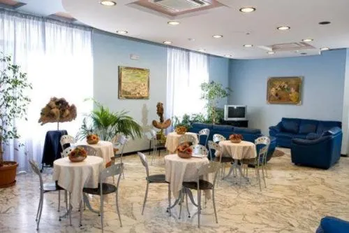 Restaurant/places to eat in Hotel Astoria