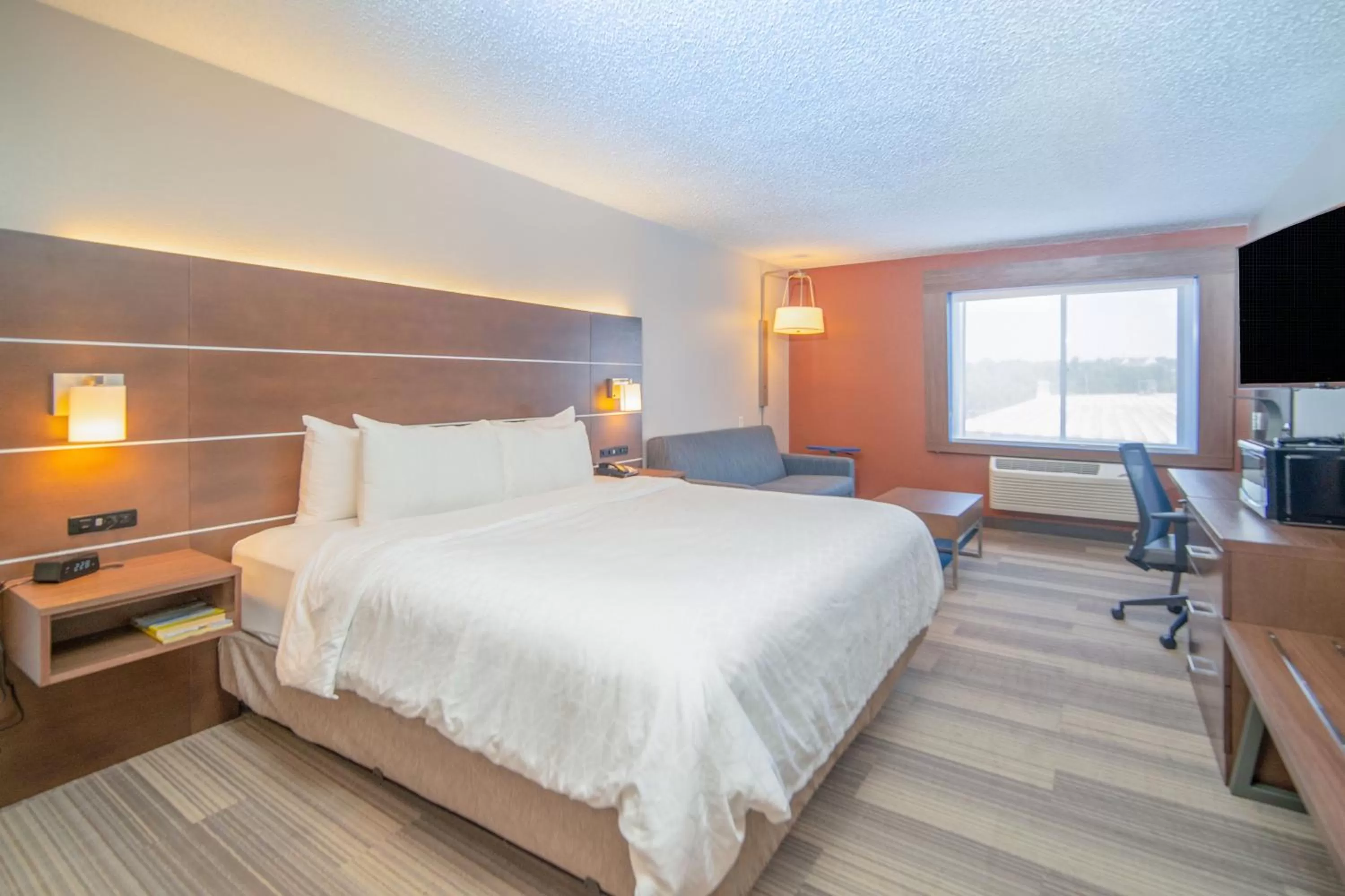 Photo of the whole room, Bed in Holiday Inn Express Houghton-Keweenaw by IHG