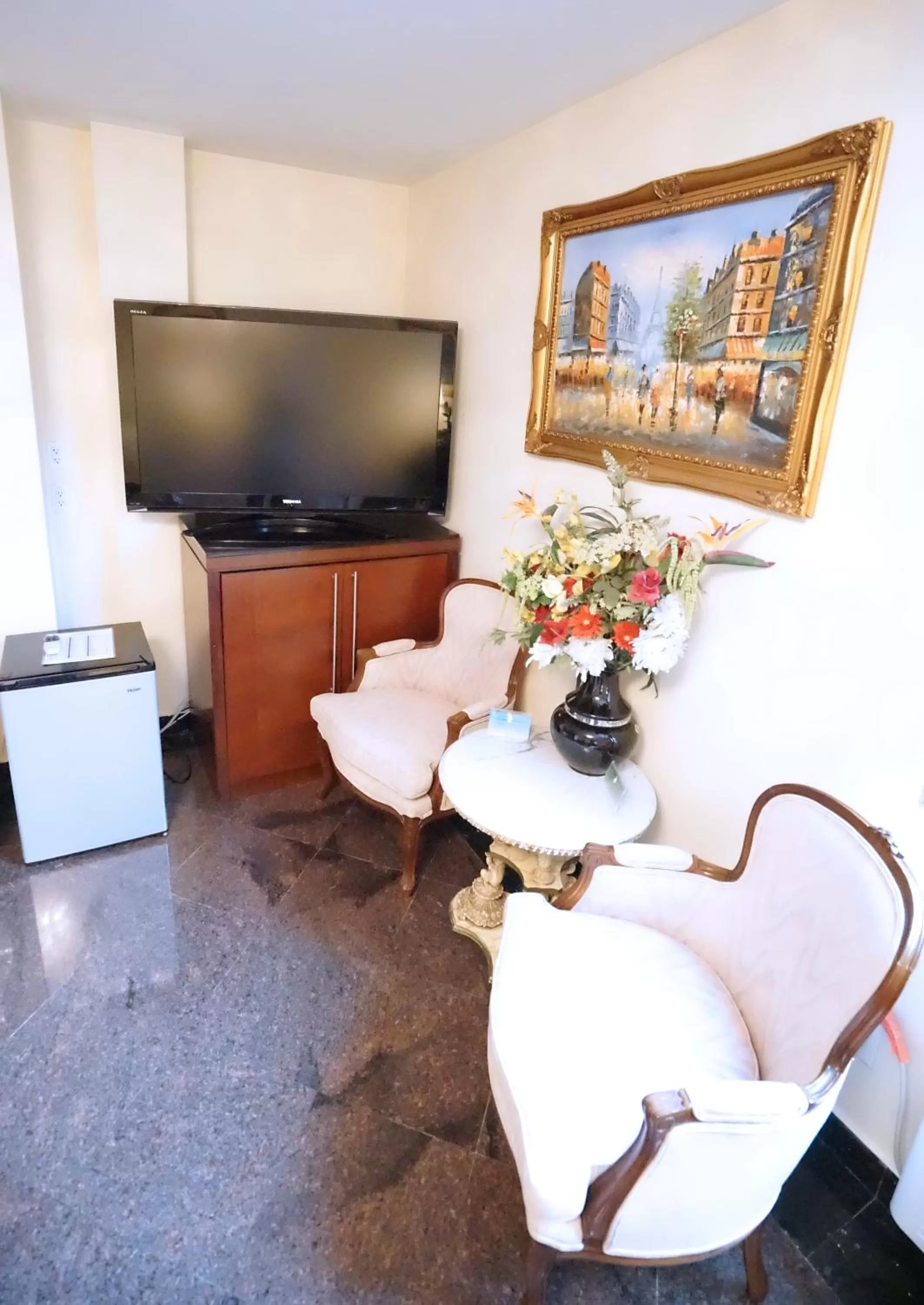 Photo of the whole room in Paris Suites Hotel