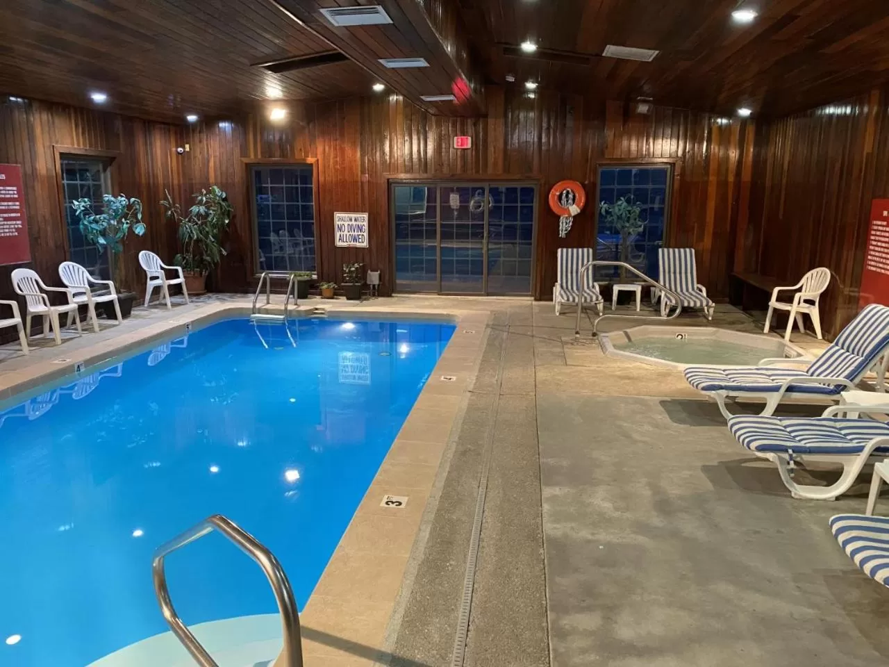 Swimming pool in Budget Inn Express