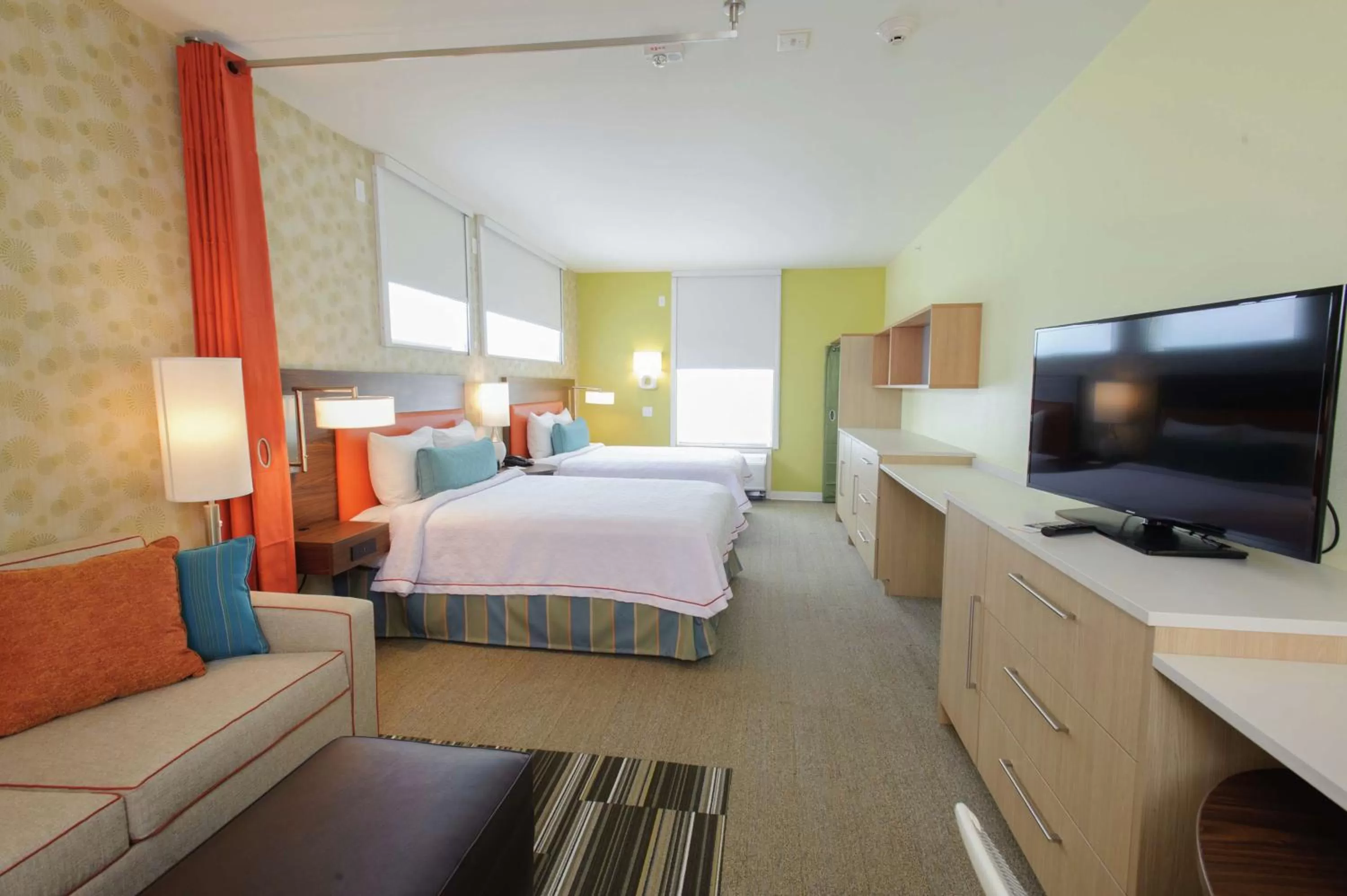 Living room, Bed in Home2 Suites by Hilton Portland