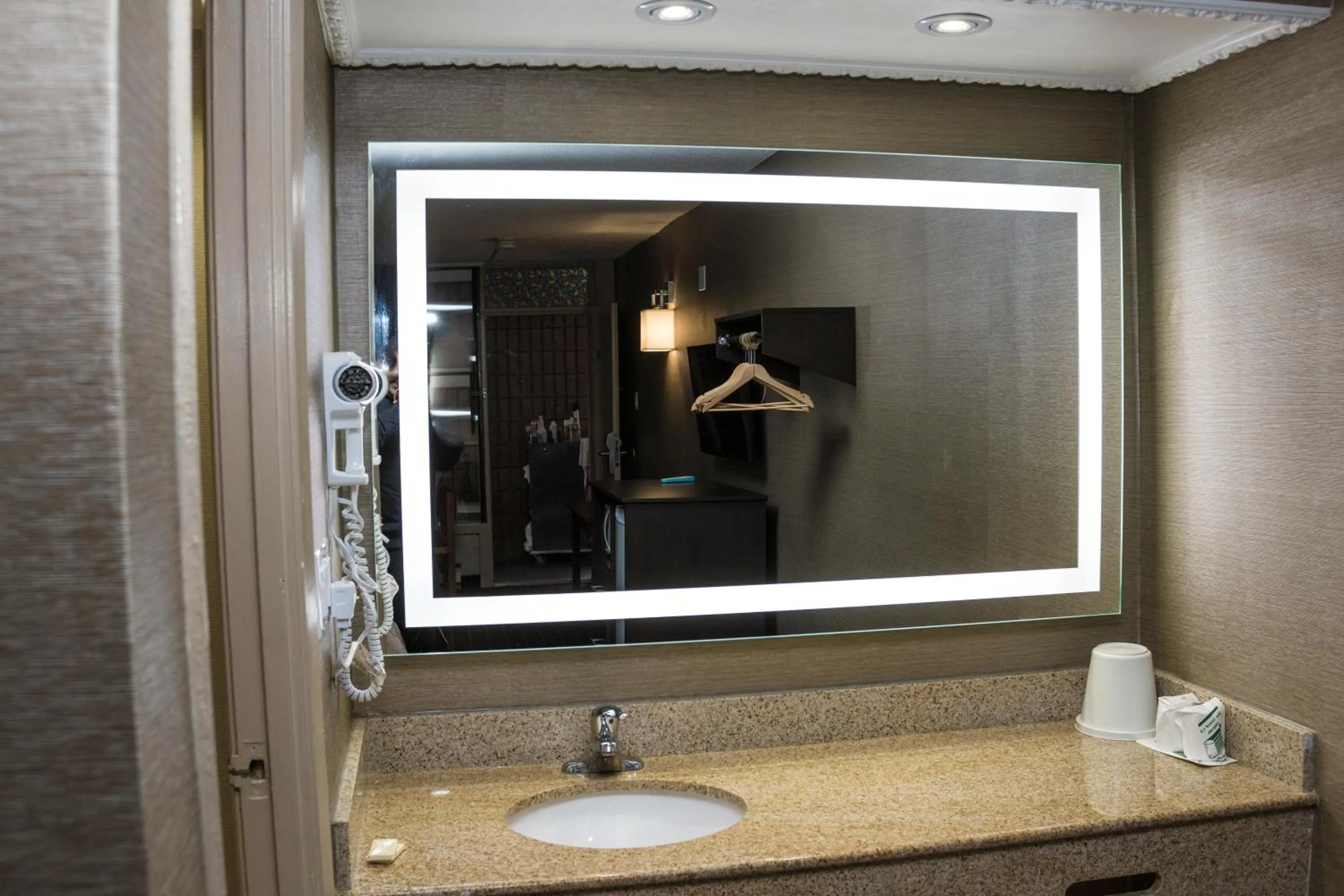 Bathroom in Mississauga Gate Inn