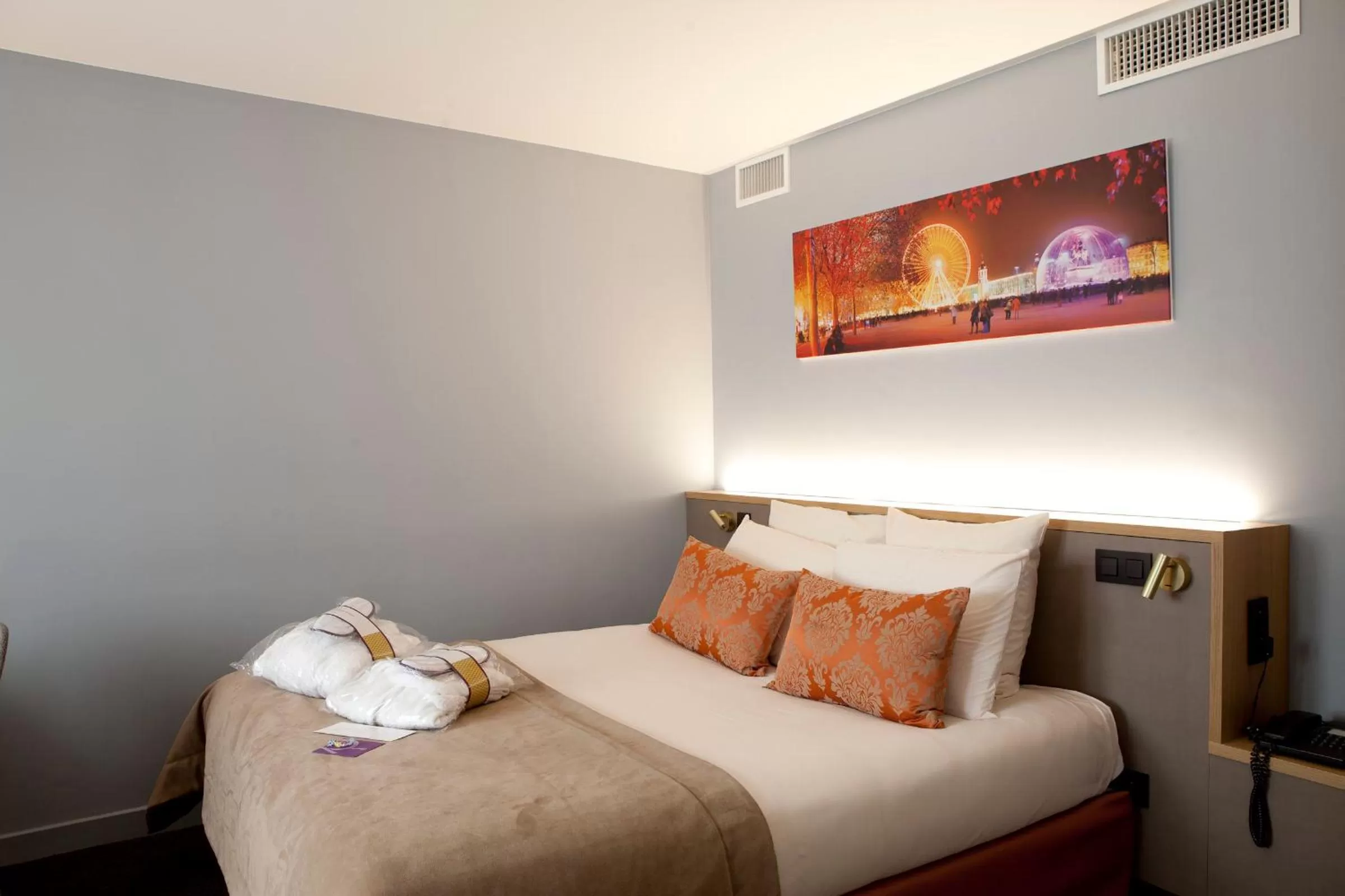 Bed in Mercure Lyon Charbonnières