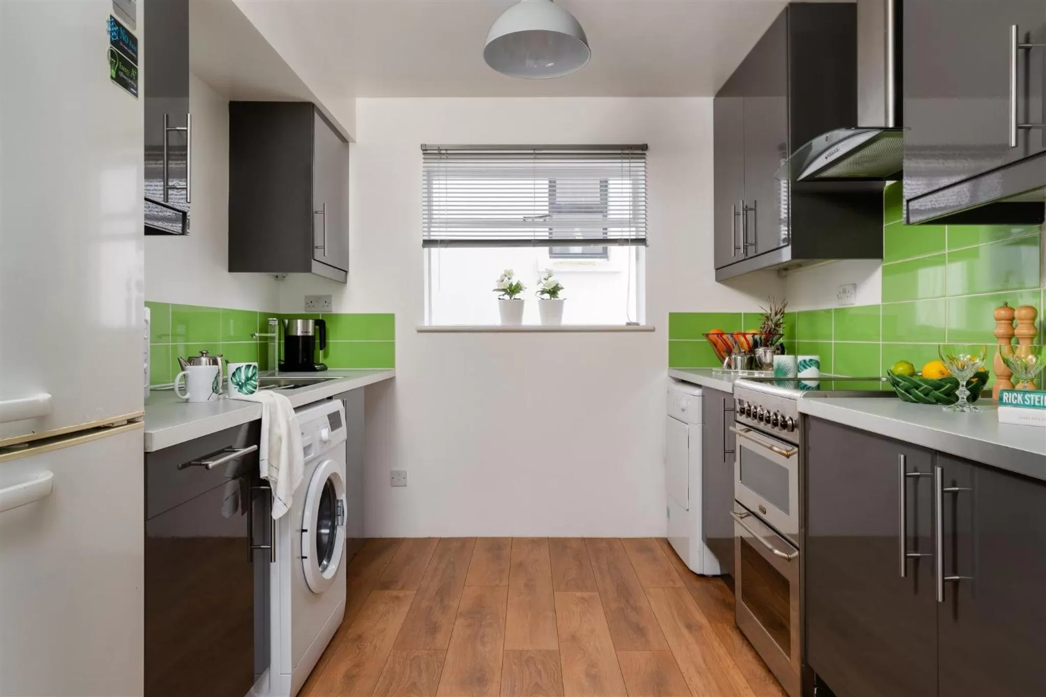 Kitchen or kitchenette in Palm Grove Apartments