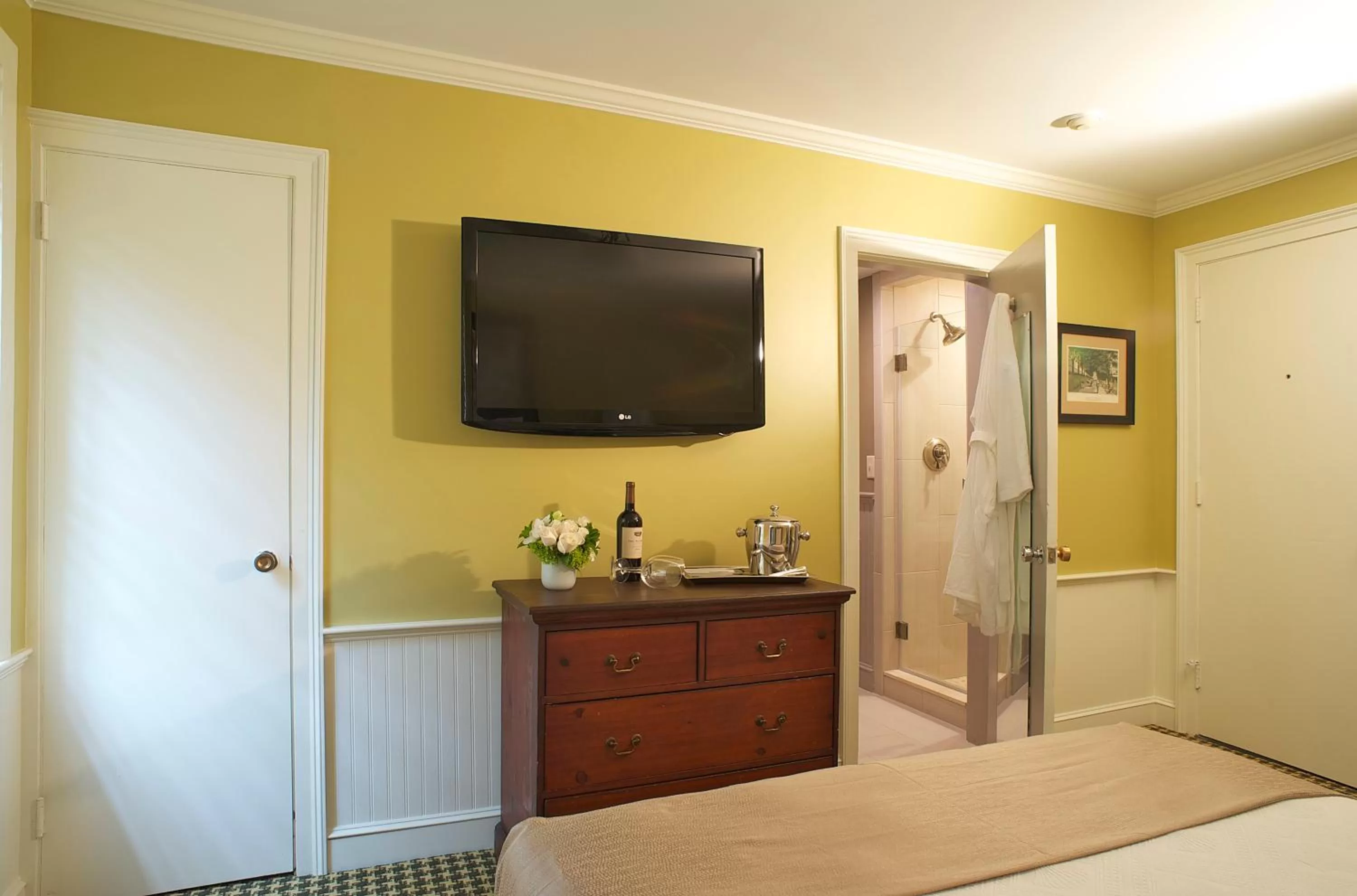 TV and multimedia, Bed in Concord's Colonial Inn