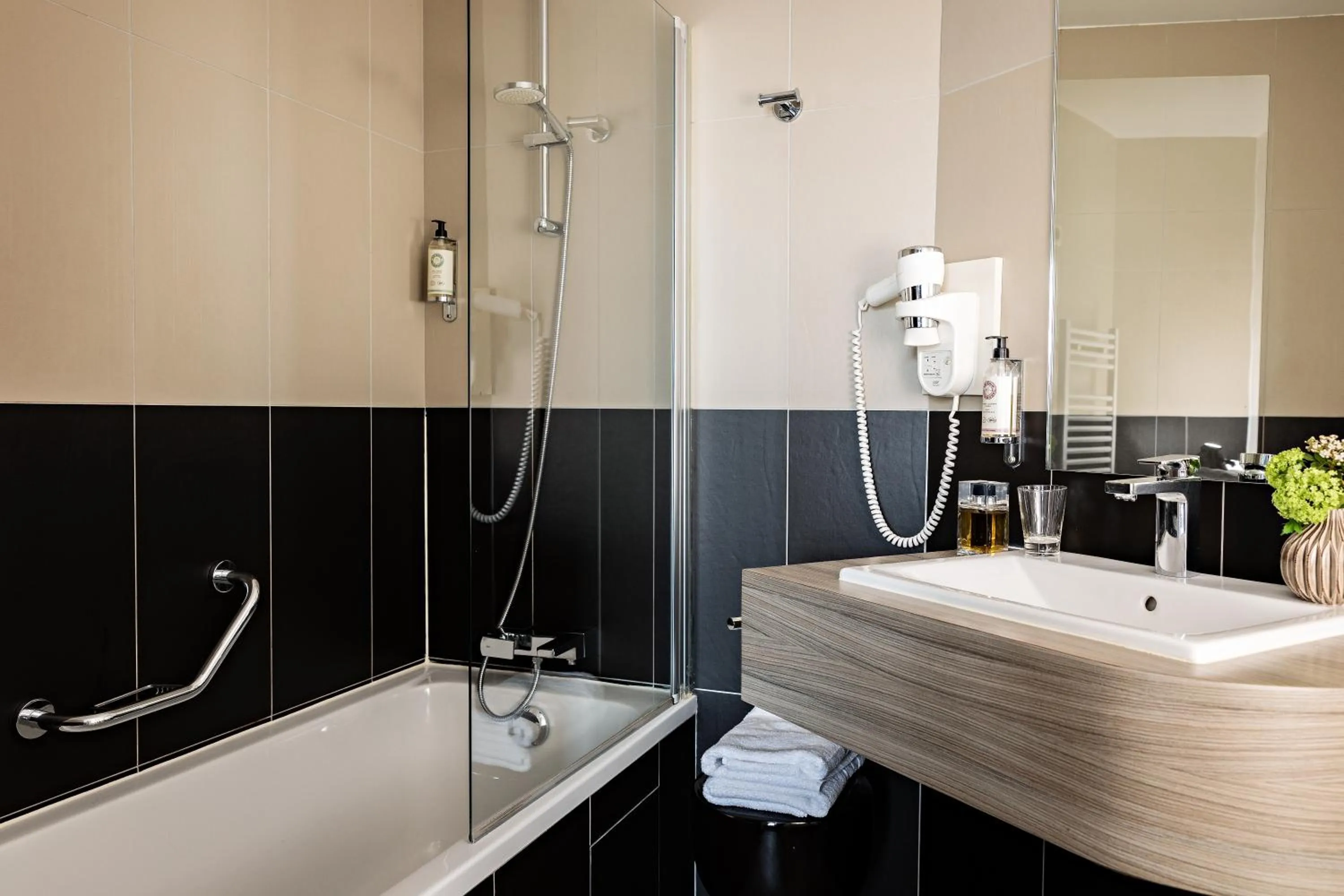 Bathroom in Best Western Paris Porte de Versailles