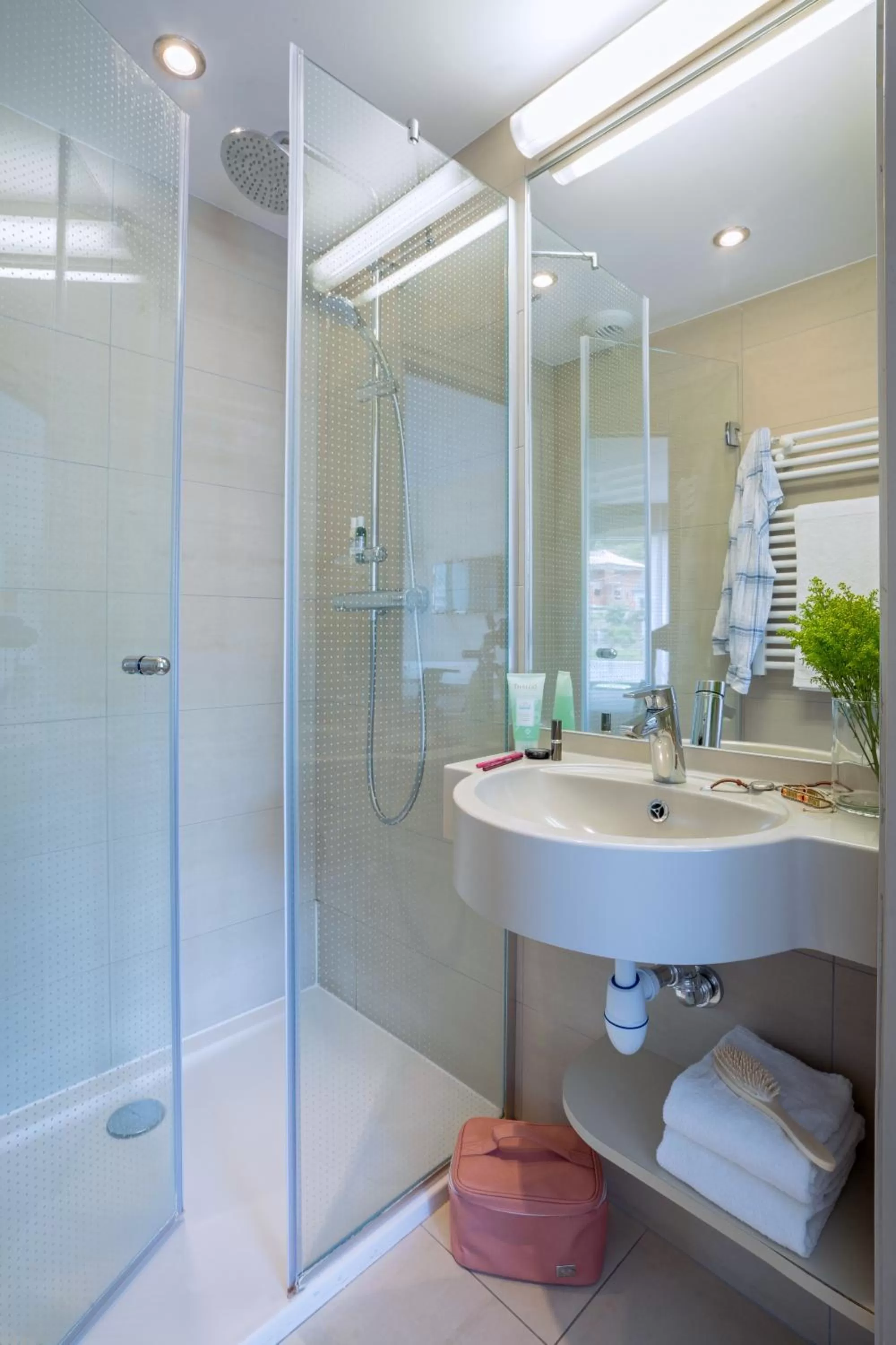 Bathroom in Hôtel de la Baie - Thalassothérapie PREVITHAL