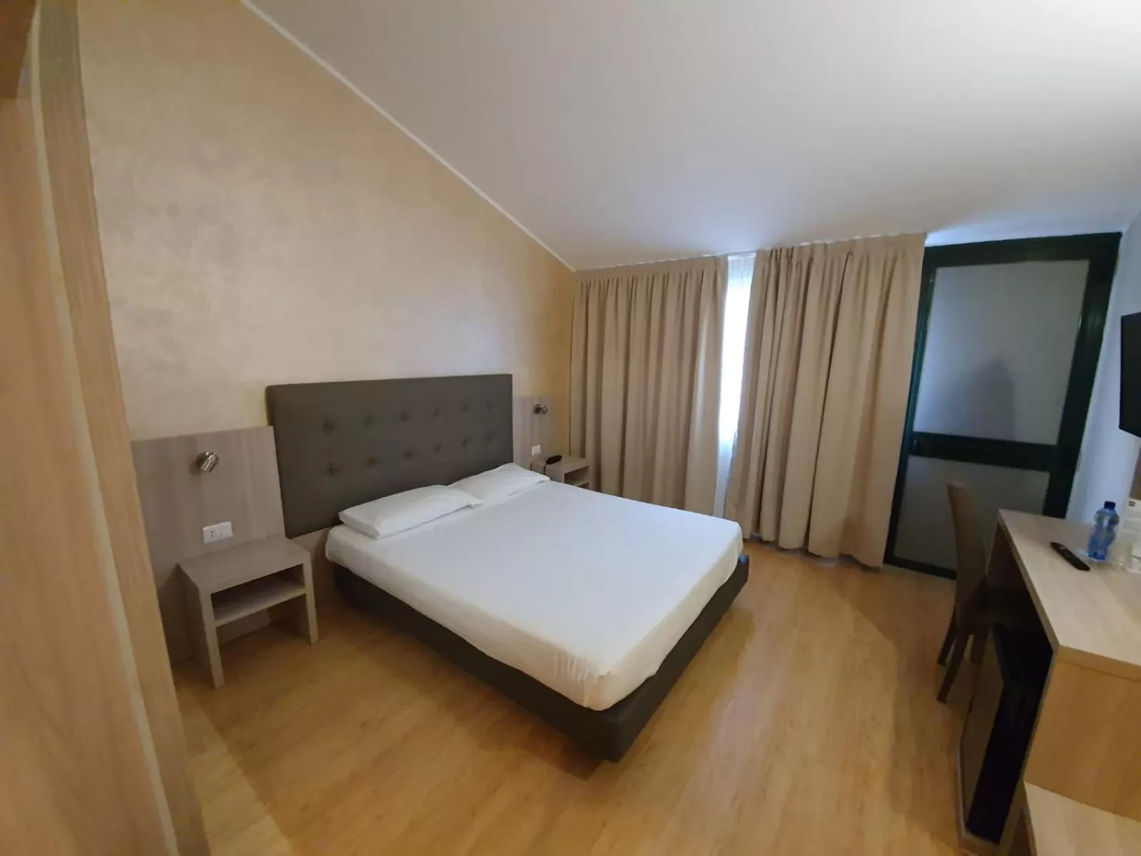 Bedroom, Bed in Green Hotel