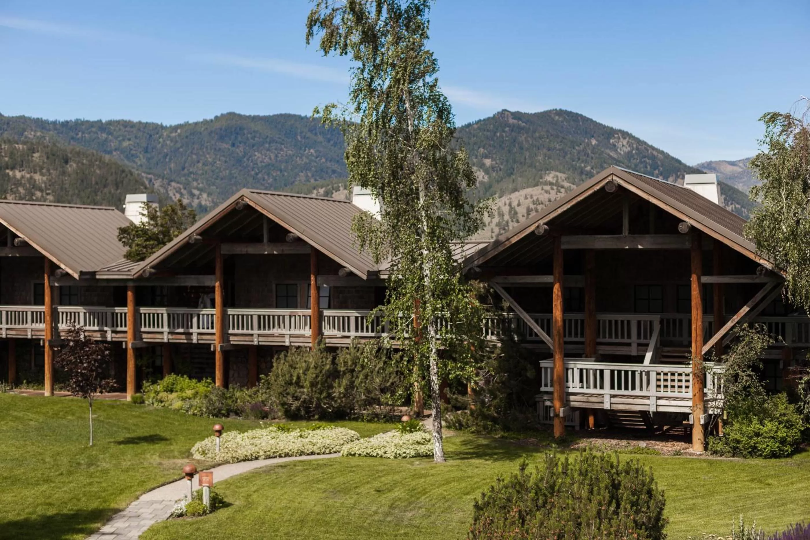 Facade/entrance in Sun Mountain Lodge