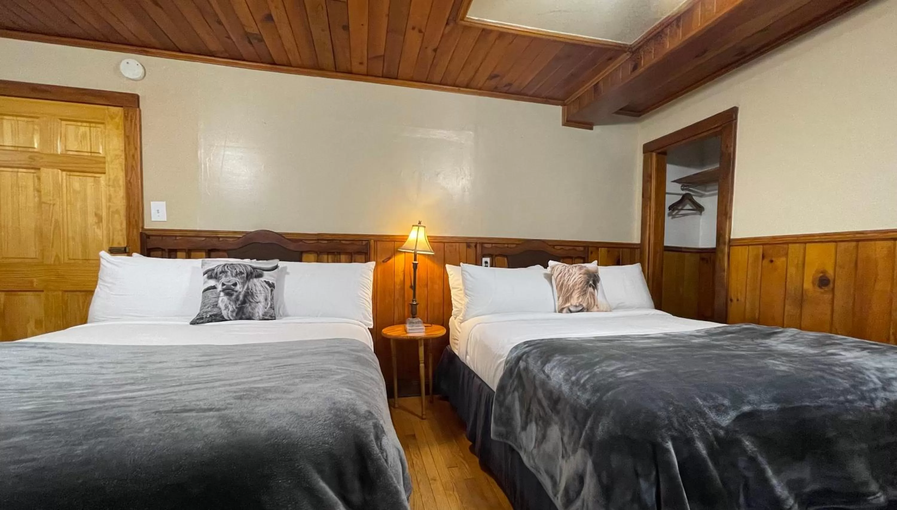 Bed in Skyline Village Inn